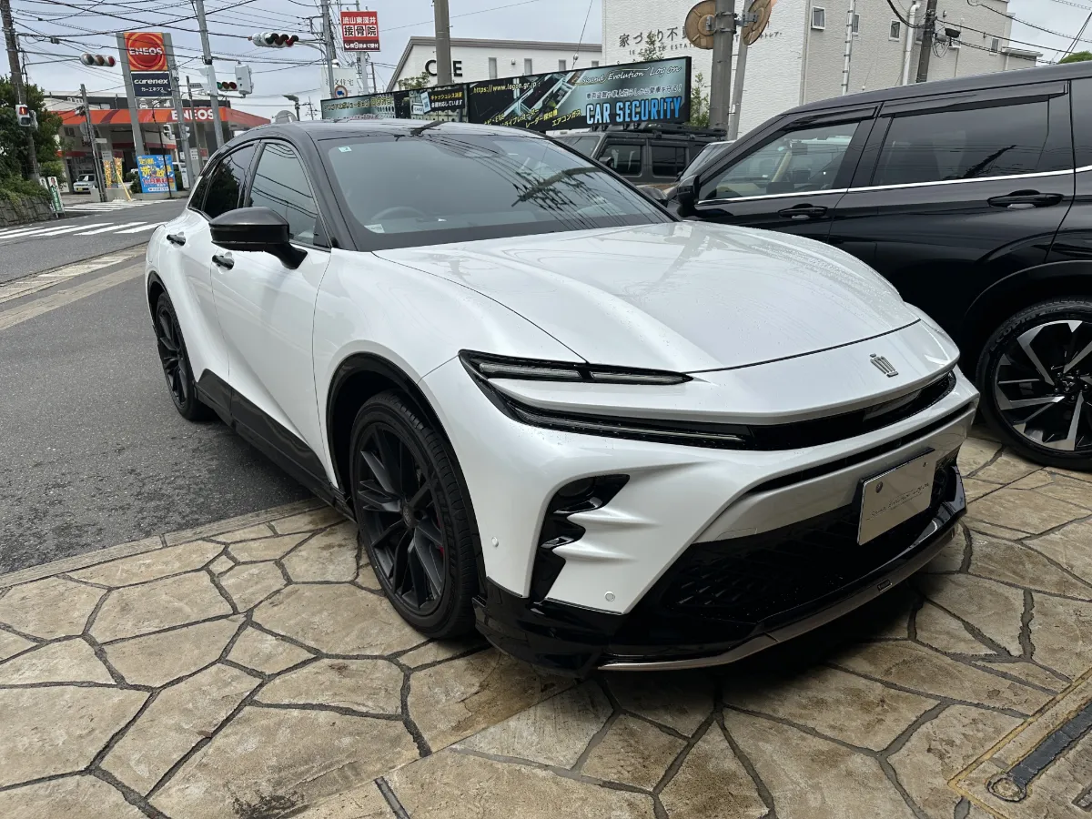 今日ご紹介するのはTOYOTA CROWN SPORT AZSH36Wのカーセキュリティインストールです。