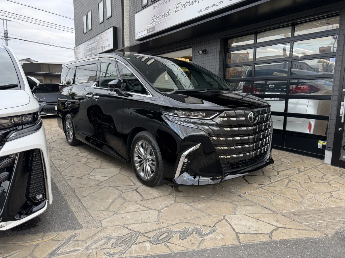 今日ご紹介するのはTOYOTA ALPHARD 6AA-AAHH40W4#系のカーセキュリティインストールです。