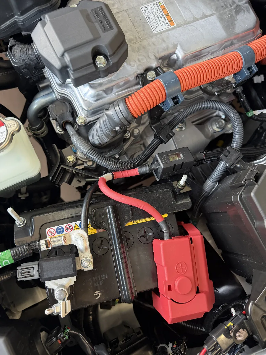 ホンダ ヴェゼルへ、エコフロー800Wを車両に合わせて取り付け。ヘヴィーゲージ配線までしっかり加工しているので、見た目だけでなく電源の取り回しや安定感まで含めて安心して使える内容です。
ポータブル電源は本体を置くだけでは使い勝手が中途半端になりやすいですが、配線処理まできちんと作り込むことで、日常使いも車中泊もぐっと現実的になります。ヴェゼルの使いやすさを崩さず、必要なときにしっかり電源を使えるようにまとめるのがポイントです。
見えにくい部分ほど仕上がりに差が出る施工だからこそ、配線の太さや取り回し、接続方法まで車両に合わせて丁寧に対応。使うたびに不安がなく、後から見ても納得できる取り付けで、実用性と安心感をしっかり両立できます。
