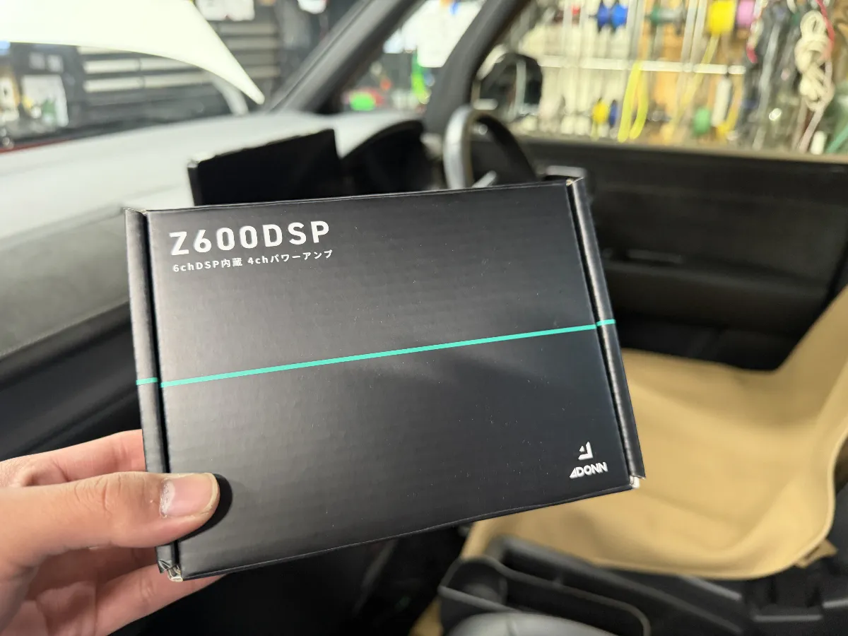 ホンダ ステップワゴン RP6/7/8に4chDSPAMP Z600DSPを組み合わせると、純正では少しぼやけがちな音がグッと整い、声の聞き取りやすさも音の広がりも一気に変わります。6chDSP内蔵4chアンプなので、前後スピーカーの鳴り方を細かく整えながら、Bluetooth再生までしっかり高音質で楽しめるのが強みです。
取付は車種別ハーネスを使ってスマートに進めやすく、ホンダ ステップワゴン RP6/7/8の広い室内に合わせて音の届き方を調整できるので、運転席はもちろん同乗者まで快適。毎日の移動が「ただ音が出る車」から「ちゃんと気持ちよく聴ける車」に変わります。
