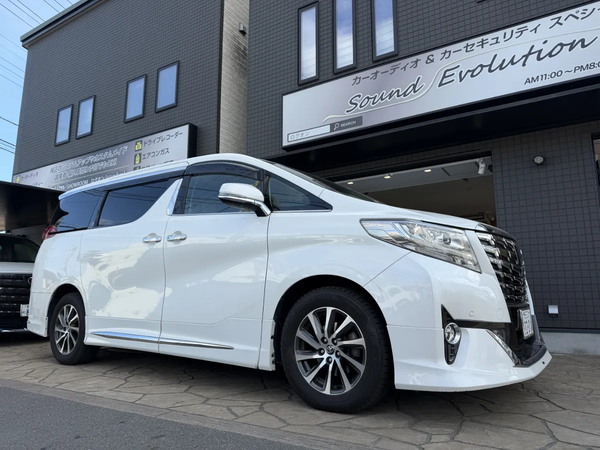 千葉県野田市のログオンにお持ち込みいただいたお客様のトヨタ アルファード(型式:AYH/GGH/AGH3#系前期)をお預かりし、ユピテル製アナログセキュリティ本体「Grgo-ZVⅡ」を取り付けました。今回はフロント周りでの設置と配線処理を丁寧に行い、誤作動チェックやリモコン動作の確認までしっかり実施しています。