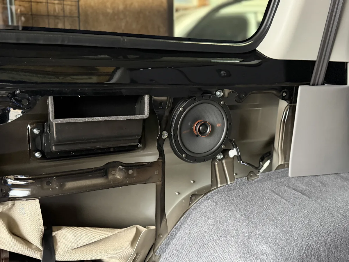 🚗✨【トヨタ ランドクルーザー70 GDJ76W】への特別なアップグレード!✨🚗今回ご紹介するのは、キッカーの「KSC6704 ランクル70リア」スピーカー!これ、ただのスピーカーじゃないんです。薄型マウント設計のおかげで、純正パーツに干渉することなく、様々な車種への取り付けが可能なんです。交換するだけで、滑らかで歪みのない音質をゲットできます!音楽をより一層楽しむために、ぜひこのスピーカーを試してみてくださいね♪🎶あなたのカーライフがさらに充実すること間違いなしです!