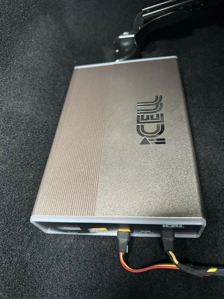 ニッサン フェアレディZ RZ34 に アイキープ iCELL B12AP ドライブレコーダー駐車監視用補助バッテリー を組み合わせることで、エンジン停止中のドラレコ駐車監視をより使いやすくできます。車両バッテリーだけに頼らず、補助バッテリー側から電源を確保できるので、出先や自宅駐車中の記録時間を伸ばしたい方にはかなり相性のいいパーツです。
RZ34のように大事に乗られているスポーツカーは、走っている時だけでなく、停めている時間のことも考えておきたいところです。iCELL B12AP は最大約70時間の駐車監視に対応したモデルで、短時間の移動でも充電しやすい設計になっています。ただし、実際の監視時間はドラレコの消費電力や設定、使用環境によって変わります。
こういう電源系のパーツは、商品を付ければ終わりではありません。配線の取り回し、本体の固定位置、ドラレコとの接続方法まできちんと見ておかないと、後から使いにくさが出ることもあります。見えない部分ですが、ここは大事です。
ログオンでは、車両側への負担や普段の使い方も考えながら、駐車監視を無理なく使える形 に整えて取付します。ドラレコの駐車監視をしっかり活かしたい方は、補助バッテリーまで含めて考えておくと、後々かなり使いやすくなります。
