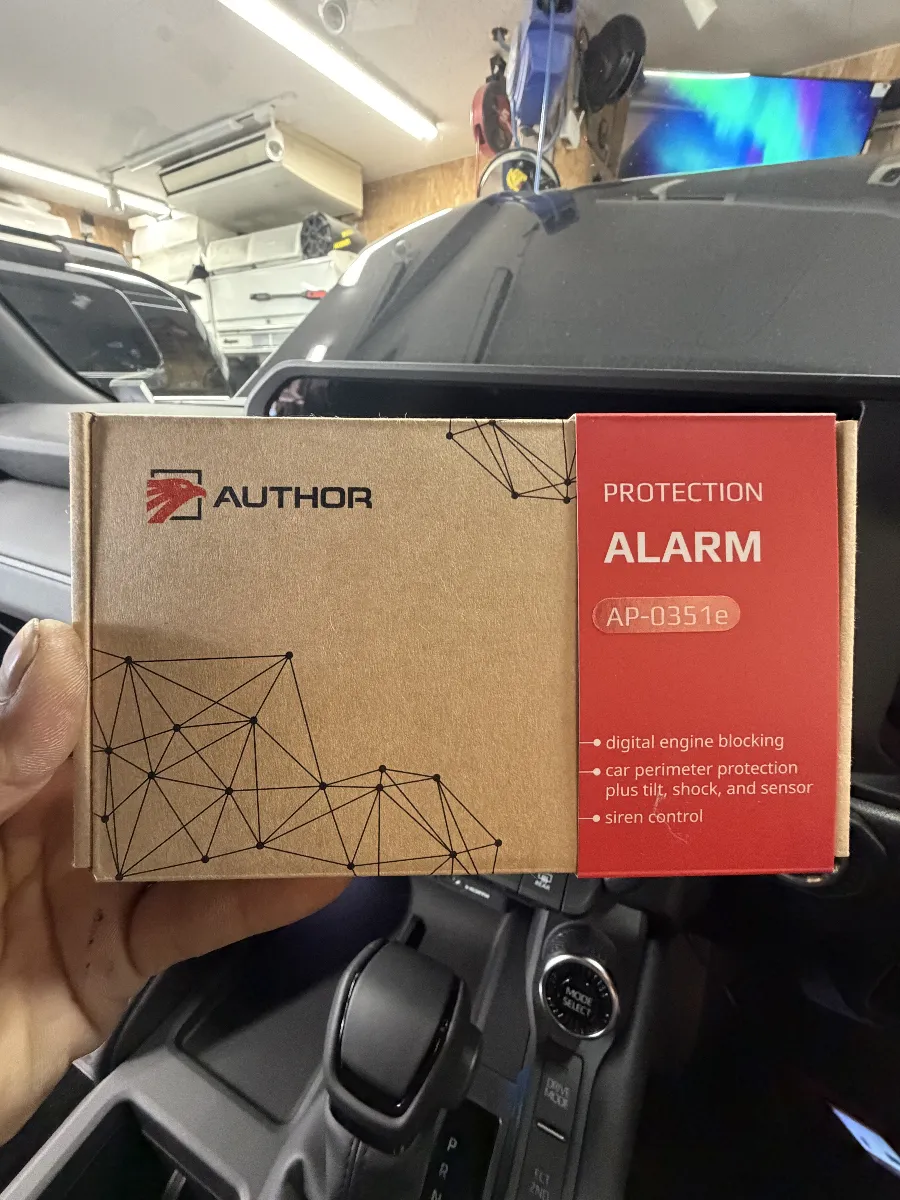 🚗✨トヨタ ランドクルーザー 250 250Wにピッタリなセキュリティシステムが登場!その名も「IGLA ALARM」。最新ファームウェアを搭載したこのデジタルカーセキュリティシステムは、あなたの愛車をしっかり守ります。特に注目すべきは、センサーバイパス機能。これは、ショック・チルト・モーションセンサーを一時的に無効化することができる新しい機能です。例えば、機械式立体駐車場やフェリーに乗るとき、短時間の点検や洗車の際に誤作動を防いでくれるんです。安全を保ちながらも、ちょっとした不便を解消してくれる嬉しい機能ですね。さらに、IGLA ALARMは配線を切ることなく、安全に盗難を防止できるデジタルブロック機能も搭載しています。あなたの車のエンジンスタートやシフト操作をスマートに制御するので、安心してお出かけできます。盗難手口が進化する中で、常に機能をアップデートし続けるIGLA ALARM。セキュリティを高めつつ、使いやすさも妥協しません。次世代のスマートセキュリティをぜひ体験してみてください!🛡️