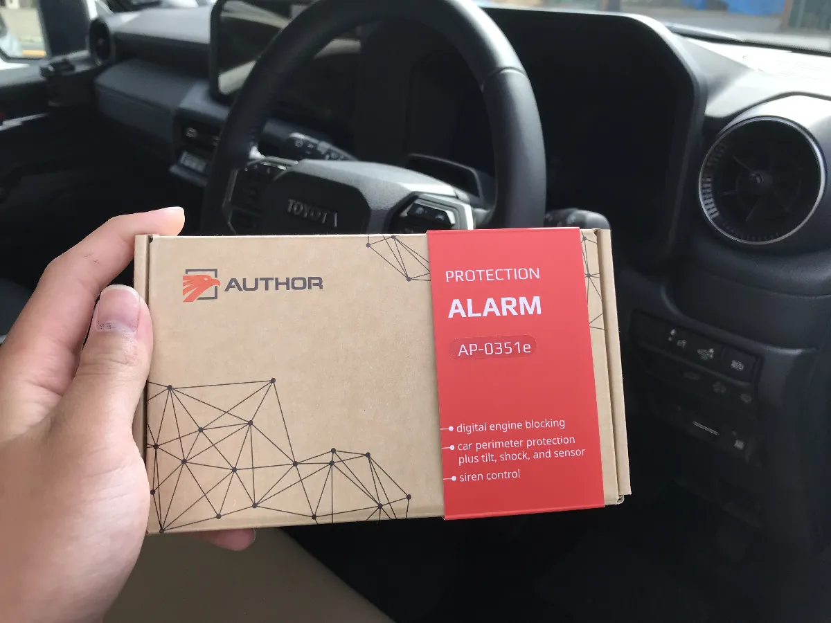 トヨタ ランドクルーザー 250 250Wに**ALARM(イグラアラーム)**を組み合わせる価値は、ただ音で威嚇するだけで終わらず、車を簡単に動かされにくい状態まで作れるところにあります。見た目を大きく変えずに導入しやすく、普段は純正の使い勝手をなるべく崩さず、必要な時だけしっかり効かせやすいのがこのモデルの強みです。
特に盗難対策を現実的に考えたいランドクルーザー250では、エンジン始動だけでなく、シフト操作まで含めて対策できる考え方が大きな意味を持ちます。対応条件が合う車両では、未解除の状態でシフトを動かしにくくする制御も使えるため、万が一の場面でもその先を止めやすくなります。さらに、立体駐車場やフェリー、洗車や点検時にはセンサーバイパス機能が実用的で、必要な時だけ誤作動を抑えながら使えるのも日常では助かるポイントです。
カーセキュリティは、商品そのものよりもその車でどこまで機能を活かせるか、純正装備とどう両立させるかで使いやすさが変わります。ログオンでは、トヨタ ランドクルーザー 250 250Wの特性や使い方を踏まえながら、機能の活かし方と日常の扱いやすさのバランスを見て施工します。付けて終わりではなく、納車後に迷いにくく、普段は自然に使えて、いざという時にはしっかり頼れる状態まで整える。その差が、専門店に任せる意味になります。