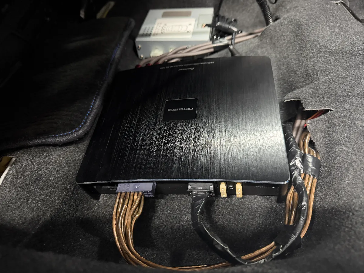 🚗🎶 **スバル レヴォーグ VN5にぴったりのオーディオアップグレード!** 🎶🚗【DEQ‑7000A|音質を変える“魔法の一台”】🌟 純正システムをそのまま利用しながら、音質をぐっと引き上げちゃうデジタルプロセッサー、DEQ‑7000Aのご紹介です!🔧 **簡単にサウンドチューニング** スマホやPCから自由に調整可能なアプリ「DSP Controller」に対応。タイムアライメントや周波数調整も簡単にできるから、音楽が好きな人はもちろん、初めての方でも大丈夫です!🎧 **ハイレゾ音源もお手のもの** BluetoothやUSB-DACで高解像度オーディオを楽しみながら、驚くほど詳細でクリアな音を体感できます。カーオーディオが最高のリスニングルームに変身!⚡ **クリーンなパワーを提供** なんと、8チャンネルのハイパワーClass Dアンプを内蔵!この一台で、フロント・リア・サブウーファーまでしっかりコントロール可能です。💡 **接続も簡単、自由自在** スピーカー入力やRCA入出力も充実しているので、様々なシステムにスムーズに切り替えられます。🖥️ **便利なリモコン付き** 運転中でも簡単にソースを切り替えたり、ボリューム調整もお手軽にできます。🛠️ **コンパクト設計で取り付けも楽々** シート下やトランクにすっぽり収まるサイズだから、空間を気にせず簡単にインストール可能です。✨ **こんな方におすすめ!** - 純正ナビを使いたいけど音質はもっと良くしたい方 - スピーカー交換したけど、音がまとまらない方 - 本格的なDSP調整に挑戦したい方 - シンプルで高音質なカーオーディオを構築したい方 🎉 **「音を変える」のではなく、「音楽体験を変える」** DEQ‑7000Aが目指すのは、単なる音質向上ではなく、「運転が楽しくなる」「いつもの曲が新しく聞こえる」体験の進化です!あなたの愛車に、最高の音楽空間を提供します。🚀✨