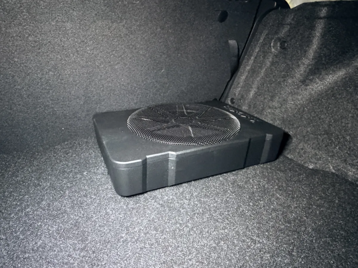 ログオンです!KICKER HS10 をトヨタ ハチロク(ZN8)のリアラゲッジにポンと載せて、手軽に低音をパワーアップしましょう♪製品ポイント(ざっくり)- 商品名:KICKER HS10(チューンナップウーファー)/メーカー:KICKER - 出力:RMS 180W(14.4V)/周波数応答:25Hz–120Hz - フェーズスイッチ:0° / 180° → ミッドやドアスピーカーとの位相合わせが簡単 - 入力:低レベル 250mV–10V、ハイレベル 1V–40V → 純正デッキにも直結OK - KickEQ:+6dB(〜40Hz)で好みに合わせて低音ブースト可能 - リモートベース付属で運転席から手軽に調整、重量は5.2kgとコンパクト - 設置場所のおすすめ:リアラゲッジ(トランク)にスマートに収まりますHS8の“兄貴分”として、コンパクトでもズシッと効く低域が魅力。純正サウンドに手軽に厚みを出したいハチロクオーナーさんにぴったりです。今回のご注文は HS10 ×1。取付もお気軽にご相談くださいね!