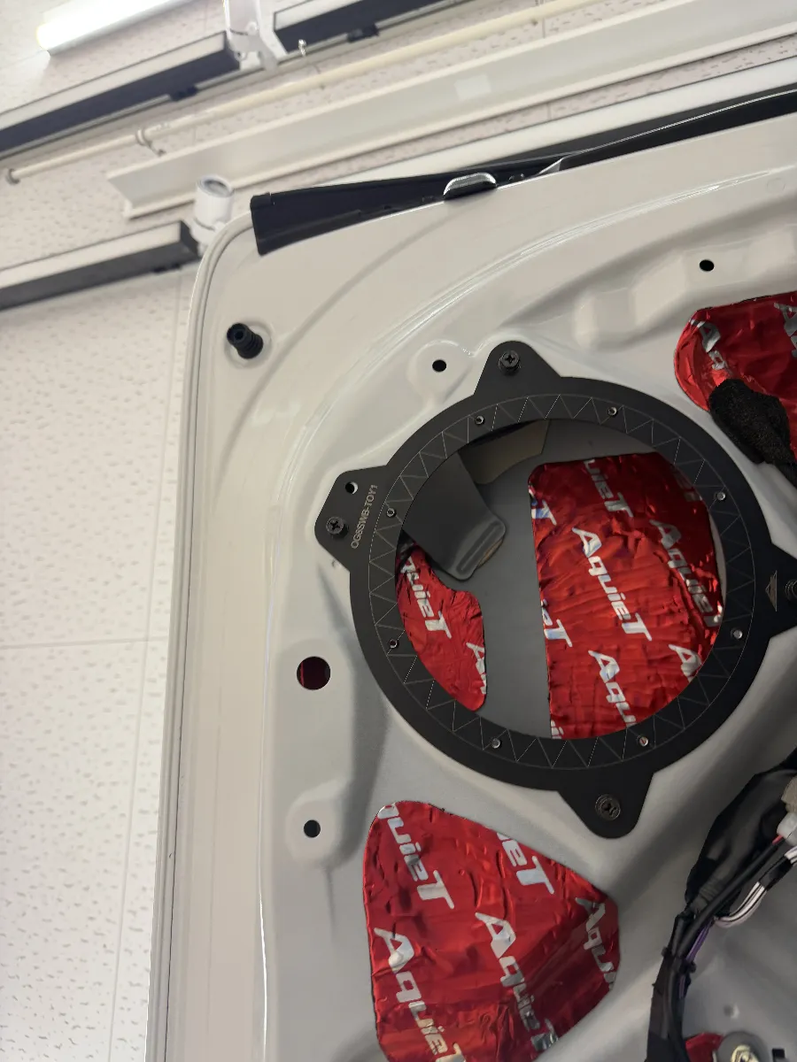 🚗✨トヨタ アルファード専用のウーファー、KICKER CompRT CWRT82のご紹介です！🎶このウーファーは薄型でありながら、300W RMS（定格出力）や600W MAX（最大出力）を誇る、まさに音楽好きにはたまらない一品。厚さわずか3インチ（約7.6cm）で、シート下や背面などの限られたスペースにもスッキリ設置可能なデザインです！豊かな低音を生み出すために、非常に高い技術が詰まっています。特に「Forced-Air Cooling™」システムにより、冷却効率が20%アップ！高出力でも安定したパフォーマンスを維持します。そして、SoloKon™（ソロコン）テクノロジーによって、音の歪みを軽減し、深くて力強い低音を楽しめるんです。耐久性にも優れたサントプレンサラウンドとダブルレッドステッチで、長く使うことができます。そして、デュアル2Ωボイスコイル構成により、アンプとの組み合わせも柔軟に設定可能！日常使いから本格オーディオまで、どんなシーンでも対応可能なこのウーファー。密閉型エンクロージャーでタイトで深みのある低音を実現します。アルファードのドライブをさらに楽しくしてくれること間違いなしです！🎉気になる方は是非お問い合わせくださいね！