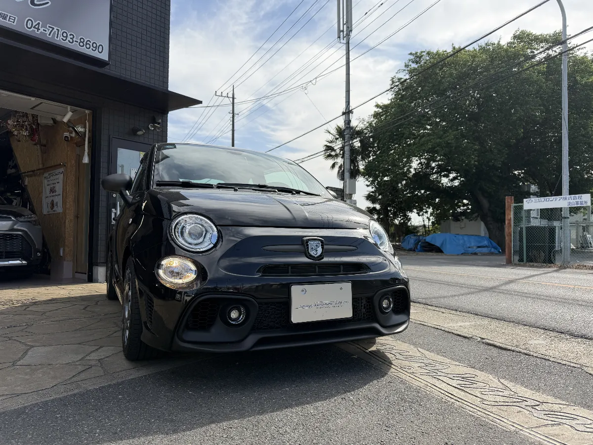 今日ご紹介するのはABARTH 595 3BA-31214Tのカーセキュリティインストールです。