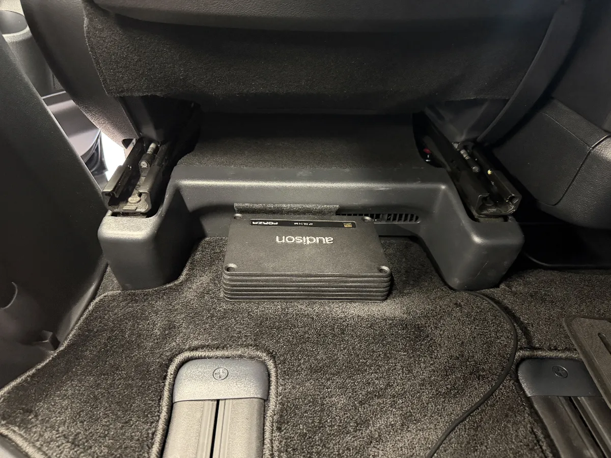 トヨタ グランエース GDH303Wのように室内が広い車では、スピーカーを交換するだけでなく、音の出方をきちんと整えることがかなり大事になります。
そこで効いてくるのが、オーディソン 8ch DSPAMP AF C8.14 bitです。
このモデルは、8chパワーアンプ内蔵DSPアンプなので、スピーカーをしっかり鳴らしながら、音の位置やつながりも細かく調整できます。
ボーカルが遠く感じたり、席によって聴こえ方がバラつきやすい車内でも、DSP調整を入れることで、前方に音がまとまりやすくなり、いつもの曲の細かい音も埋もれにくくなります。
・最大14ch制御で、今後のシステムアップにも対応しやすい
・8chアンプ内蔵で、スピーカーを余裕を持って鳴らしやすい
・24bit / 96kHz対応で、情報量のある音源も活かしやすい
・純正デッキとの組み合わせにも使いやすい設計
こういうDSPアンプは、商品を付けるだけで終わりではなく、車内の広さ、スピーカー位置、聴く席、好みの音に合わせて調整して初めて良さが出てきます。
グランエースの広い室内で音をきれいにまとめたい場合は、こうした調整まで含めて組んでいくと、移動中の音の楽しみ方がかなり変わってきます。
