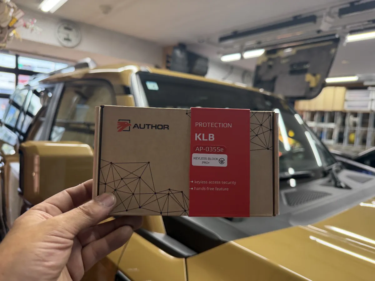 トヨタ ランドクルーザー250 250Wのように盗難対策を考えたい車両には、**AUTHOR KEYLESS BLOCK JP+**のような「入口側を抑える」セキュリティがかなり大事になってきます。スマートキーの便利さを残しながら、リレーアタックや車両通信を悪用した解錠への備えを追加できるのがポイントです。
この商品は、ただ警報を鳴らすタイプではなく、スマートキーでロックしたあとに車両側の受け付けを制御する考え方です。
つまり、ドアを開けられにくくする部分から対策できるので、毎日使う車でも防犯対策を無理なく取り入れやすい内容になります。
ただ、カーセキュリティは商品を付ければ終わりではありません。車種ごとの純正機能との兼ね合いや、普段の使い方に合わせた運用まで見ておかないと、あとから使いにくさが出ることがあります。
ログオンでは、**KEYLESS BLOCK JP+**の役割を車両に合わせて整理しながら、見えない部分の配線処理や動作確認まで含めて施工しています。
派手に見えるパーツではありませんが、こういう部分をきちんと入れておくと、出先や自宅で車を離れる時の気持ちが変わります。ランドクルーザー250を長く大事に乗りたい方には、早めに考えておきたい防犯メニューです。