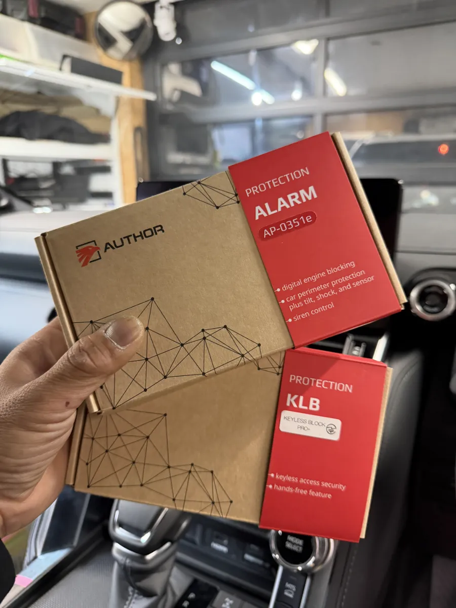 🚗✨ トヨタ ランドクルーザー 300 VJA300W / FJA300W のオーナーの皆様、特に注目!ここに、超便利なカーセキュリティ「IGLA ALARM」をご紹介します!🔒このセキュリティシステムには、最新ファームウェアが搭載されており、特に「センサーバイパス機能」が非常に役立ちます!🛡️✨駐車場やフェリー乗船時など、センサーの誤作動が心配なシチュエーションで、一時的にセンサーを無効にすることができるんですよ。たったの2ステップで操作完了!次回のアンロック時には自動で元に戻るので、安心してご利用いただけます。さらに、IGLA ALARMのデジタルブロック機能も見逃せません!📡💨車両の配線を傷つけることなく、エンジンの始動をブロックしたり、シフト操作を無効にする新しい「シフトロック」機能も搭載されています。これなら、たとえ盗難犯がエンジンをかけられても、車は動かせません!利便性とセキュリティを両立させたこの次世代のスマートセキュリティ、ぜひ体感してみてください!🚙💨✨詳しい情報やご購入は、ぜひログオンまでお越しくださいね!