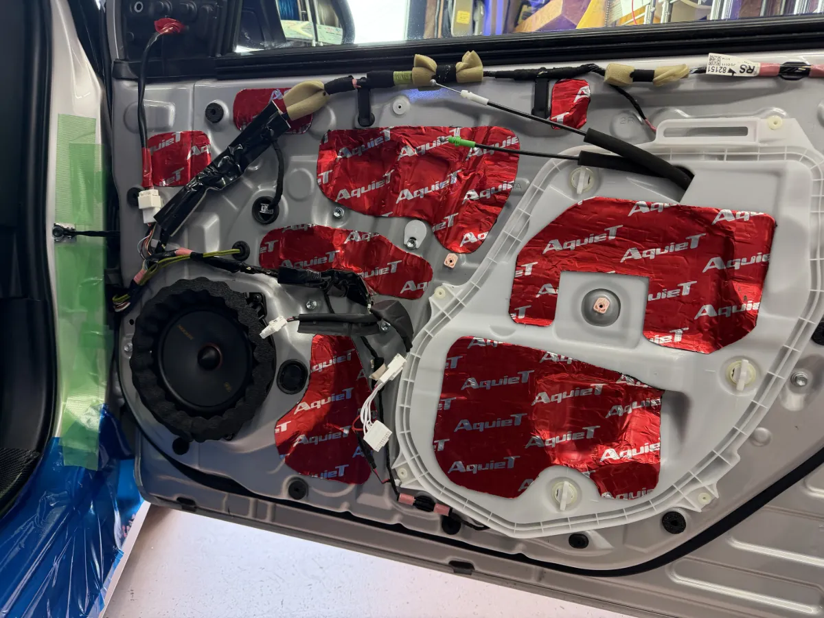 KICKER KSS6704 のご紹介 — トヨタ プリウス(ZVW5#前期)向けにピッタリのスピーカーです。音の土台をしっかり支える厚みのある中低域と、調整次第で繊細にもパワフルにも変えられる万能サウンドが魅力。イベント実績もある頼れる1台です。主なポイント- シリーズ屈指の取り付け自由度:多くの車種で加工不要のビルトインが可能。プリウス ZVW5#前期でも純正位置に収まりやすい設計です(車両個体差は要確認)。- 音質:KICKERらしい力強くキレのある中低域で、楽曲の「土台」をしっかり支えます。ジャンル問わず使える万能型サウンド。- 調整性:クロスオーバーはパッシブで調整式のタイプが付属(モデルにより異なる)なので、繊細な表現からパワフルな鳴りまで対応可能。仕様(目安)- タイプ:16.5cm 2way セパレート- 最大入力:約150〜180W(型番により差あり)- インピーダンス:4Ω- 周波数特性:約35Hz〜21kHz- 音圧感度:約90〜92dB- 取付奥行:約50〜60mm(薄型設計でスペースに優しい)- ツイーター構造:シルク or チタン(要確認)- クロスオーバー:パッシブ・調整式(タイプによる)数量:1(ご注文内容)取り付けや適合確認、ツイーター素材やクロスオーバーの仕様確認など、気になる点はお気軽にご相談ください。ログオンでしっかりサポートします!
