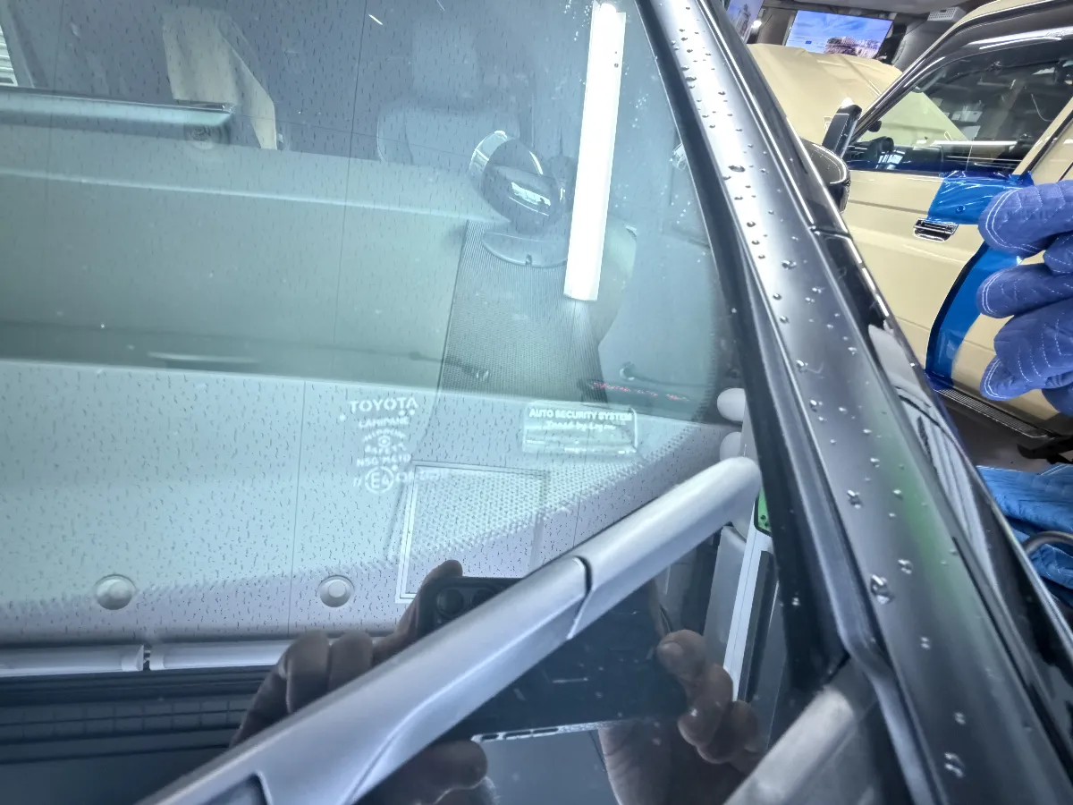 こんにちは!今日はトヨタ・アルファードにぴったりなカーセキュリティオプションをご紹介します!🚗💨今回取り付けたのは「ログオンオリジナル&AUTHOR ALARMスキャナー」です!このスキャナーは、LEDが点滅して周囲にしっかりとセキュリティをアピールしてくれる優れものです。色はブルーLEDとホワイトLEDの2タイプから選べるので、お好みに合わせてカスタマイズ可能!さらに、イグニションやACCに連動してオンオフが切り替わるため、早い段階でセキュリティが周囲に伝わります👍安心してお車をお楽しみくださいね!🚙✨