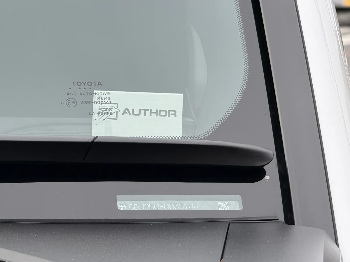 トヨタ ランドクルーザー 250 250Wには、オリジナル&AUTHOR ALARMスキャナーの追加がよく似合います。ブルーLEDまたはホワイトLEDが点滅してセキュリティ装着車であることをしっかり伝え、存在感のある車だからこそ気になる防犯面に、見た目で分かる安心感をプラスできます。
取付は車内へスマートに組み込み、イグニションやACCに連動して自動でオンオフが切り替わるため使い勝手も自然です。普段の乗り降りはそのままに、停車中の抑止力を高められるので、愛車を少しでも安心して置いておきたい方にちょうどいいアイテムです。