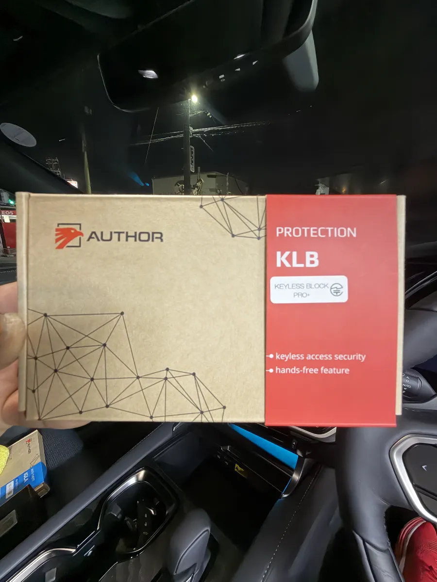 「KEYLESS BLOCK JP+」をご紹介します！このデジタルカーセキュリティシステムは、今や盗難犯に狙われがちなスマートキー車両向けに開発されています。特に注目すべき機能は、リレーアタックの完全遮断。スマートキーでロックした後、車両はその電波を受け付けないため、盗難ツールによる開錠を防ぎます。また、レクサス車両に多いCANインベーダー攻撃にも対応しており、万全のセキュリティを提供します。エンジンスタートもブロックするため、不正にドアが開けられた場合でも認証がない限りエンジンがかからないのがポイントです。使い勝手も考えられており、専用キーフォブやスマホ認証を利用できるので、日常の操作性にも影響しません。さらに、同時にIGLAシリーズとの施工を行うことで、セキュリティの防御力を大幅に強化。お得な費用で二重三重の防御が実現可能です。大切な愛車を守るため、KEYLESS BLOCK JP+の導入をぜひご検討ください。