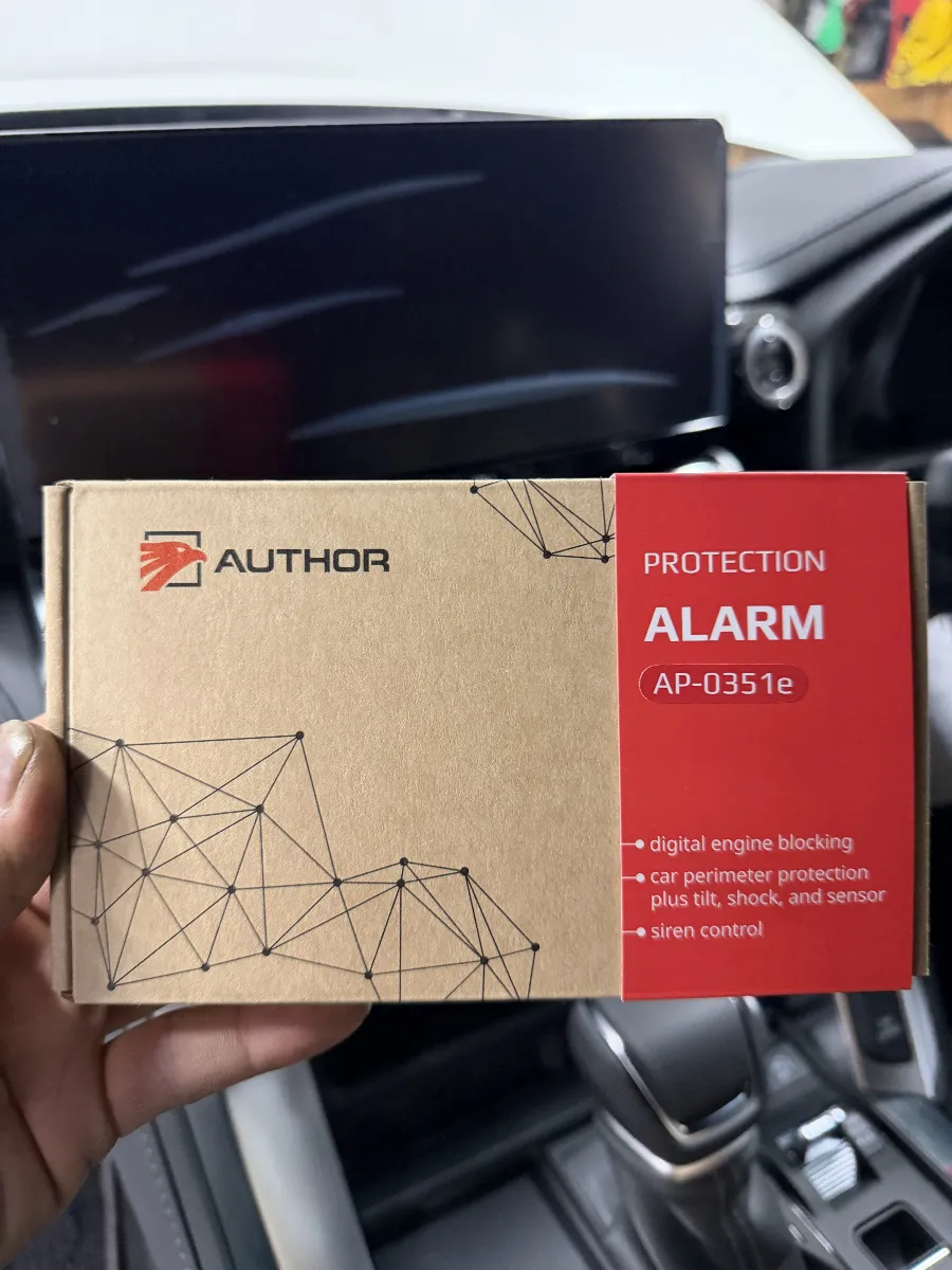 トヨタ ランドクルーザー300 VJA300W / FJA300W に オーサー ALARM(イグラアラーム) を組み合わせると、純正だけでは補いきれない防犯面を、普段の使い勝手を崩しすぎずに強化しやすくなります。
ただ警報を鳴らすだけではなく、車両側の通信を使ったデジタルブロックにより、エンジン始動やシフト操作まわりの制御まで考えられるのがこの商品の大きなポイントです。
特にランドクルーザー300のように、日常使いも多く、出先で車を離れる機会もある車両では、防犯性能と扱いやすさのバランスがかなり大事です。
機械式駐車場や点検時など、センサー反応が気になる場面にも配慮できる機能があるため、ただ強く守るだけではなく、毎日の使い方に合わせて組み立てられるセキュリティです。
・デジタルブロックで車両の動きを制御
・警報機能で異常時の周囲へのアピールも追加
・車両仕様に合わせた確認と設定が大切
・普段使いで困らないよう、納車時の説明まで含めて仕上げます
こういうセキュリティは、商品名だけで選ぶより「その車でどこまで使えるか」「どう使うと無理がないか」を見ながら決めるのが大事です。
ログオンでは、ランドクルーザー300の車両側の状態を確認しながら、内装の分解や配線処理、復元まで丁寧に進めていきます。見えない部分の施工ですが、毎日使う車だからこそ、ここはきちんと仕上げておきたいところです。
