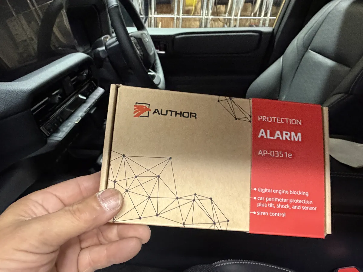 トヨタ ランドクルーザー250 に オーサー ALARM(イグラアラーム) を組み合わせることで、純正だけではカバーしきれない防犯面を車種に合わせて補いやすくなります。
IGLA ALARMは警報だけで終わるタイプではなく、車両側の通信を使ったデジタルブロック機能を備えているのが大きなポイントです。配線をむやみに切らず、車両の仕組みに合わせて制御する考え方なので、ランドクルーザー250のような現代的な車にも相性を見ながら組み立てていけます。
普段使いでうれしいのは、防犯だけに振り切りすぎないところです。
機械式駐車場やフェリー、点検時など、センサー反応が気になる場面ではセンサーバイパス機能が役立つケースがあります。毎日乗る車だからこそ、強く守るだけでなく、使う人が困りにくい形にしておくことが大事です。
・駐車中の防犯対策を強化したい
・純正機能とのバランスを崩したくない
・普段の操作感もできるだけ自然にしたい
・車種に合わせた設定や動作確認まできちんと見てほしい
こういった方には、IGLA ALARM はかなり現実的な選択肢になります。
ただし、使える機能や制御の内容は車両ごとに確認が必要です。ログオンでは商品を付けるだけでなく、実車での動作確認、使い方に合わせた設定、納車時の説明まで含めて進めます。見えない部分の施工ですが、ここをきちんと整えておくと、乗り始めてからの扱いやすさが変わってきます。