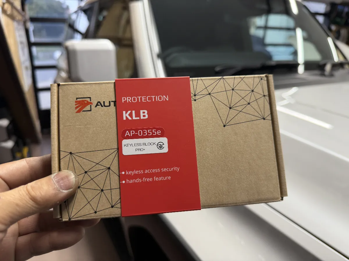 ランドクルーザー250 250Wには、KEYLESS BLOCK JP+がかなり相性のいい一台です。車格が大きく盗難リスクも意識されやすい車だからこそ、スマートキーの電波を受け付けなくしてリレーアタックやCANインベーダーをしっかり遮断し、万一ドアを開けられても認証なしではエンジン始動まで止められます。
施工は車両側に合わせてスマートに組み込み、普段は純正キーの使い勝手を大きく変えずに使えるのもポイント。見た目はそのまま、でも使い始めると「置いて離れる不安」がぐっと減る、ランドクルーザー250にぴったりの防犯強化です。