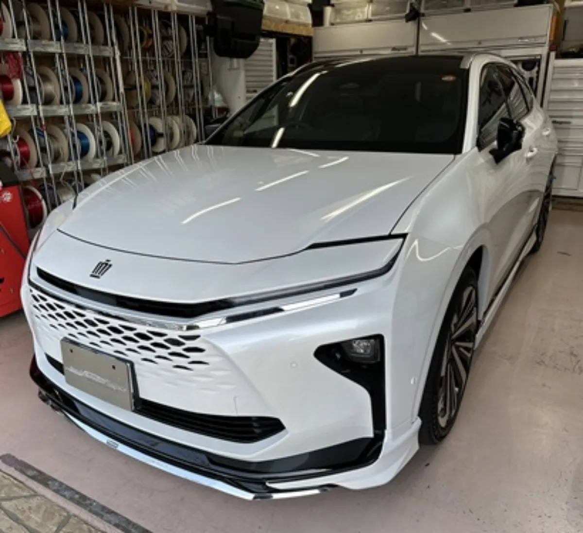 今日ご紹介するのはTOYOTA CROWN ESTATE 6AA- AZSH38/39のカーセキュリティインストールです。