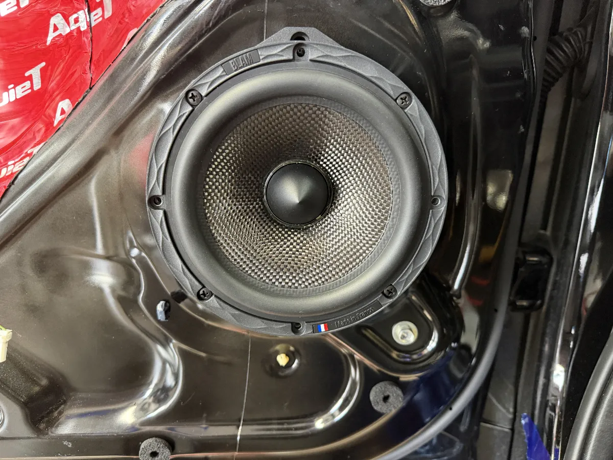 このスピーカーは、音にこだわるあなたに嬉しい特長が満載です！まずはウーファーから見ていきましょう。165mmの大口径ウーファー（WS 6.100）を搭載しており、最大出力250W、定格125Wのパワフルなサウンドを実現。再生周波数帯域は50Hzから5kHzで、感度はなんと93.2dB！カーボンファイバーコーンやダイキャストアルミバスケットを使用しているため、低歪率でスムーズな音を楽しめます。そして、25mmの純マグネシウムドームツイーター（TSM 25 MG57）も見逃せません。2.5kHzから25kHzの周波数帯域で、約90dBという高感度を持っており、クリアな高音を体感できます。空気感のある音場を再現する力も抜群です！クロスオーバーはBFX 02オーディオグレード・パッシブクロスオーバーで、12dB/オクターブの2Way設計。ツイーターの調整も±3dB可能なので、音色をお好みに合わせて微調整できます。このスピーカーで、高音質の追求をしてみませんか？ダイナミックで正確な中低音、高音域の伸びやかさ、フラットで広がりのある音場が、あなたのドライブをより楽しくしてくれます！