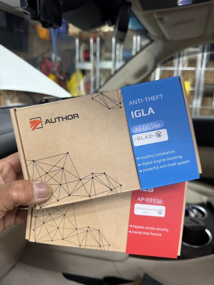 トヨタ ランドクルーザー300(VJA300W / FJA300W)にピッタリ!AUTHOR IGLA JP+(IGLA 2+)のご紹介です。- 最新のリレーアタックやCANインベーダーに強いデジタル制御型セキュリティ- 普段の使い方はそのまま。専用キーフォブとペアリングしない限りエンジン始動不可- スマホアプリ認証にも対応で利便性と高い防御力を両立- 駐車時に自動でパワーウィンドウを閉めるクロージャー機能付きでうっかり対策もバッチリ- 万が一のキー複製にも起動を阻止するプログラム搭載- KEYLESS BLOCK JP+、TOR、LEDインジケーター等と組み合わせて多層防御に拡張可能- 本格的な防犯を求めつつコストも抑えたい方におすすめのエントリーモデル取り付けや組み合わせのご相談はログオンへ!お気軽にどうぞ。