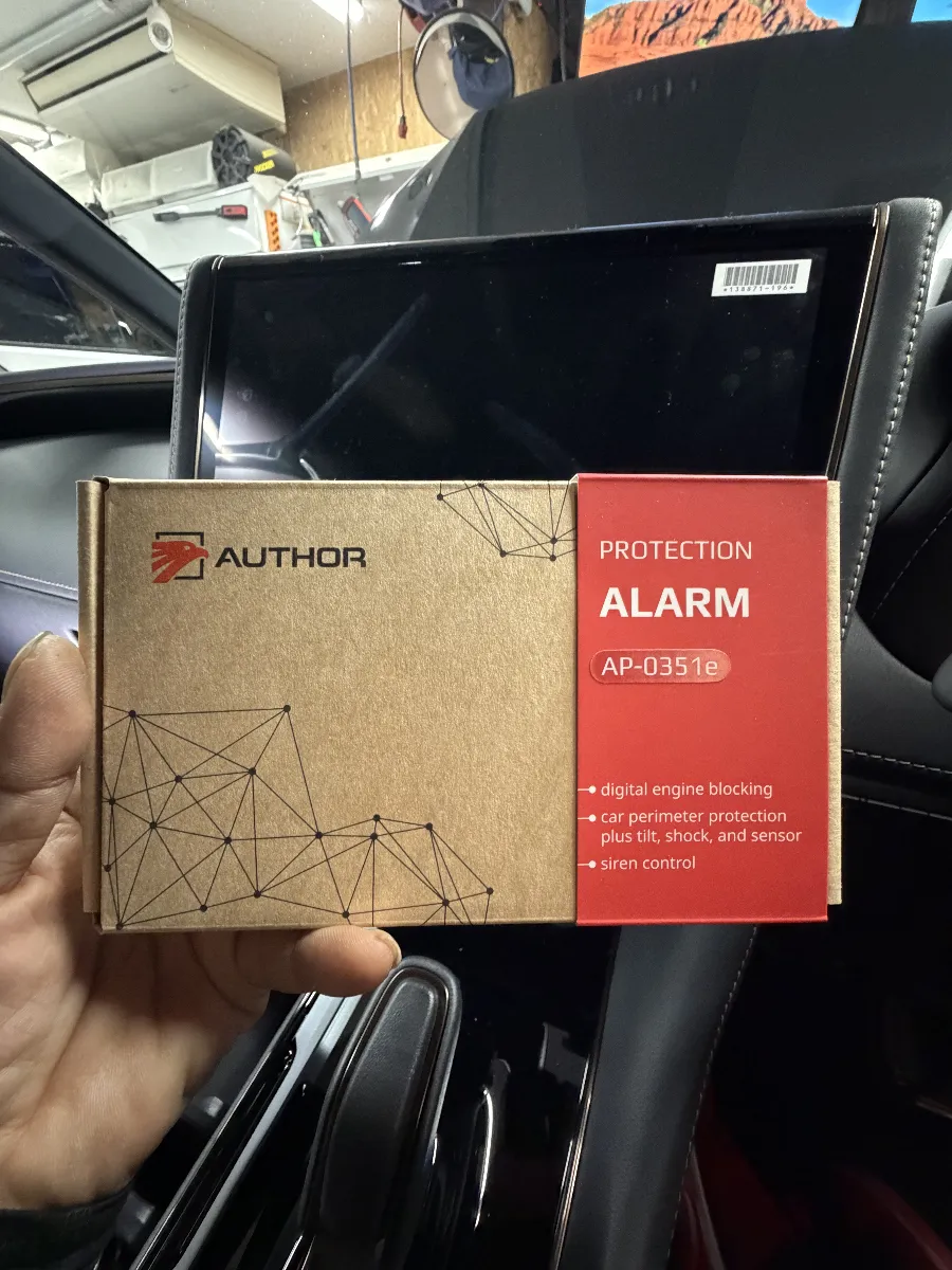 トヨタ ヴェルファイア 6AA-TAHA4#系のような新しい車ほど、セキュリティは「強いだけ」では使いにくくなりがちです。
そこで相性がいいのが オーサー ALARM(イグラアラーム)。普段の操作感を大きく崩さずに、防犯面を現実的に底上げしやすいモデルです。
この商品の良さは、ただ警報を鳴らすだけで終わらないところです。車両側の通信を使ったデジタル制御で盗難対策を組めるので、見た目を変えすぎずに対策しやすいのがポイント。さらに、対応条件が合う車両では シフトロック によって車を動かしにくくする考え方も取れるため、単純な始動対策だけでは足りないと感じる方にも選ばれやすい内容です。
もうひとつ実用的なのが、最新機能の センサーバイパス機能。
立体駐車場やフェリー、短時間の点検や洗車など、車が揺れやすい場面では誤反応を避けたいことがあります。そんな時に必要なセンサーだけを一時的に外せるので、日常で持て余しにくいんです。こういう部分、毎日使う車では意外と大事です。
カーセキュリティは、商品名だけで決めるより その車でどの機能が使えるか、普段どう使うか まで見て組んだ方が仕上がりは安定します。
ヴェルファイア 6AA-TAHA4#系で防犯対策を考えるなら、機能の相性と使い勝手のバランスをきちんと見ながら進めたいところです。
