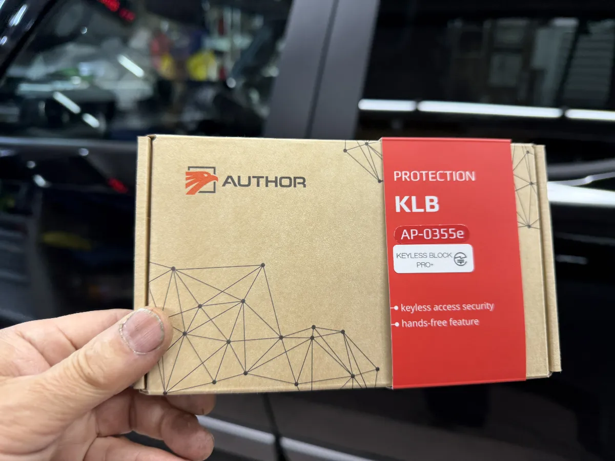 🚗🔒 トヨタ ランドクルーザー 250 のオーナー様へ、愛車をしっかり守るための情報です! 今回ご紹介するのは、オーサーの「KEYLESS BLOCK JP+(キーレスブロック)」です。これ、実は最新の盗難手口に対応した次世代セキュリティシステムなんです。🔍 【KEYLESS BLOCKの特長】1. **リレーアタック完全遮断** スマートキーでロックした後、車両はその電波を一切受け付けない設定に。盗難ツールを使用してもドアは開きません。2. **CANインベーダー対策** 特にトヨタやレクサス車に多い攻撃にも対応、最新手口を封じ込めるためのアップデートが施されています。3. **エンジン始動ブロック** もしドアを勝手に開けられても、認証がなければエンジンをかけることはできません。4. **自由な認証方式** 専用キーフォブやスマホでの認証が可能で、純正のキーもそのまま使えますので日常の操作感はバッチリです。5. **幅広い互換性** 同社のIGLAシリーズや他ブランドのセキュリティシステムとも組み合わせて、多層的な防御が可能です。したがって、セキュリティを強化したいお客様に特におすすめのアイテムです。当店ではIGLAとの同時施工も推奨しており、利便性やコストパフォーマンスも向上します。大切な愛車を守るために、是非「KEYLESS BLOCK」をご検討ください!