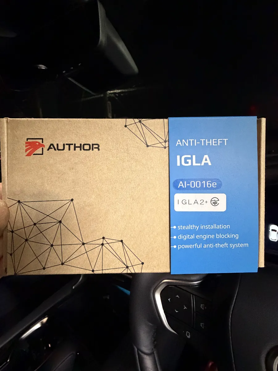 このIGLA JP+は、最新の盗難手口にも対応した強力なデジタルセキュリティです。リレーアタックやCANインベーダーに対抗し、愛車を物理的なダメージなしで守ります。日常の操作感は何も変わらず、通常通りの使い方で安心してお使いいただけます。さらに、専用のキーフォブを使わない限りエンジンを始動できないので、盗難の心配もなし。スマートフォンアプリからの認証にも対応していて、便利さと安全性の両立が実現しています！IGLA JP+には、便利な機能もたくさん。たとえば、駐車時に自動でパワーウィンドウを閉じるクロージャー機能や、キーが不正に複製されても起動を許さない高度なブロック機能など、安心感を高める工夫が満載。もちろん、これ単体でも強力な防御力を誇りますが、他のセキュリティアイテムと組み合わせることで、さらに強固な防御が可能です。費用を抑えつつも本格的なセキュリティを手に入れたい方には、IGLA JP+は大変おすすめです！