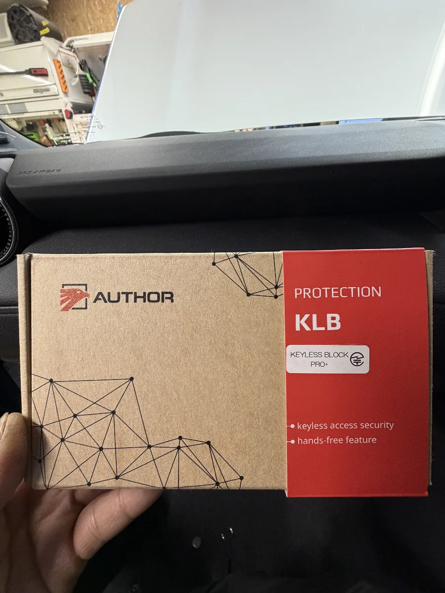こんにちは!🚗✨こちらはトヨタのランドクルーザー250にぴったりのセキュリティアイテム、「KEYLESS BLOCK JP+」のご紹介です!このキーレスブロックは、最新の盗難手口に立ち向かうために設計された次世代セキュリティシステム。特にスマートキーを使った車両は、リレーアタックやCANインベーダーのターゲットになりやすいんです。でも、心配なし!KEYLESS BLOCKがあれば、これらのリスクをしっかりとガードします。🔒 **主な特徴**:- **リレーアタック完全遮断**:スマートキーでロックした後、車両は電波を一切受け付けない状態になります。盗難ツールの出番はありません!- **CANインベーダー対策**:トヨタ車特有の攻撃にも対応。しっかり防御できます。- **エンジン始動をブロック**:ドアを開けられても、認証がなければエンジンはかからないので安心です。- **自由な認証方法**:専用キーフォブやスマホ認証も可能。純正キーのアンロックボタンはそのまま使えるので、日常の操作にも支障なし!当店では、さらなる強固な防御のためにIGLAとの同時施工をおすすめしています。これにより、防御力がUPして操作も便利に!お得な料金設定も魅力です。重要なのは、純正では防げない手口をバッチリ防ぐことができるこのアイテム。ぜひ、あなたの大切なお車をしっかりと守るために、KEYLESS BLOCKの導入を検討してみてくださいね!🔐