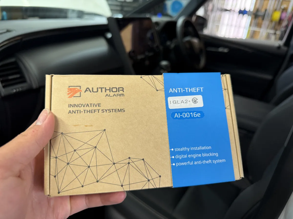 IGLA2+の再取付は、今まで使ってきた盗難対策を新しいお車でもきちんと活かしたい方に合う現実的なメニューです。トヨタ アルファード 6AA-AAHH40W4#系のように車両側の仕様や装備の影響を受けやすい車種では、ただ移すだけではなく、今の車両に合わせて取付位置や配線処理、動作確認まで整えることが大切です。
カーセキュリティは、同じIGLA2+でも再取付のやり方で使い勝手と安心感が変わります。載せ替え後に誤作動しないか、純正機能に影響が出ないか、普段の操作でストレスが出ないか。気になりやすい部分こそ、車種ごとの状態を見ながら丁寧に合わせ込むことで、日常では自然に使えて、必要な場面ではしっかり役目を果たす状態に仕上がります。
ログオンでは、単純な付け替え作業として終わらせず、現在の取付状況や新しい車両側の条件も踏まえて再取付を進めます。見えにくい部分の処理や最終確認まできちんと整えることで、見た目には分かりにくくても、安心して乗り続けられる完成度につながります。せっかく備えてきたIGLA2+だからこそ、次のカーライフでも無理なく使える形で引き継ぐことに意味があります。
