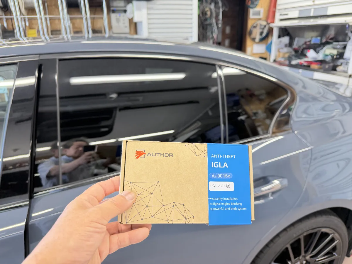 ニッサン スカイライン V37後期に、デジタルカーセキュリティの**AUTHOR IGLA JP+(イグラ2+)**を組み合わせることで、純正キーの使い勝手を大きく崩さずに、防犯面を一段しっかり補うことができます。
IGLA JP+は、車両側の制御に合わせてエンジン始動をブロックするタイプのセキュリティです。
普段はいつも通り乗れることを大切にしながら、専用キーフォブやスマートフォンアプリでの認証を組み合わせて使えるので、「セキュリティを付けたいけど、毎日の操作が面倒になるのは避けたい」という方にも取り入れやすい内容です。
こういう商品は、本体を付ければ終わりではなく、車両ごとの仕様確認や施工後の動作確認がかなり大事です。
ログオンでは、内装の分解や復元、配線処理、普段の使い方まで見ながら、V37後期に合わせて無理のない形で施工していきます。
目立つパーツではありませんが、毎日乗る車ではこういう“見えない対策”が後から効いてきます。
スカイラインを普段使いしながら、駐車中の心配も少し減らしたい方には、まず検討しやすいセキュリティプランです。
