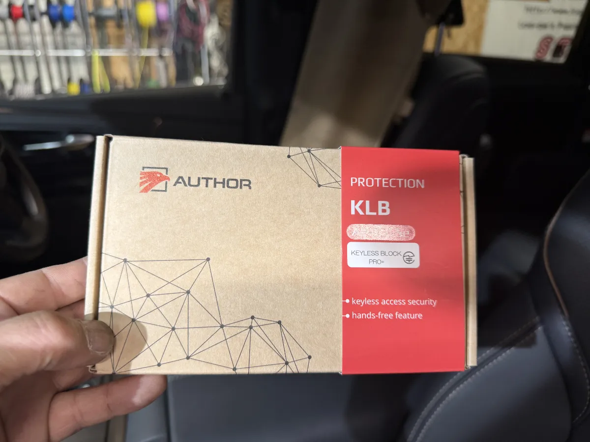 トヨタ アルファード 6AA-AAHH40W4#系のようなスマートキー車で今いちばん押さえておきたい対策のひとつが、**KEYLESS BLOCK JP+**です。
ロック後に車両がキーの電波を受け付けにくい状態を作れるので、純正の便利さを大きく崩さずに、解錠まわりの不安を減らしやすいのがこのモデルの良いところです。
しかもこの商品は、ただ警報を鳴らすタイプとは考え方が少し違います。
ドアを開けにくくすることに加えて、認証が通らないままでは始動もしにくい方向で組めるので、日常で使いやすいまま守りを足したい方にはかなり相性がいいです。見た目が変わらないのも、アルファードでは大事なポイントですね。
セキュリティは商品名だけで決まるものではなく、車種ごとの制御や純正装備との合わせ方で使い心地が変わります。
ログオンでは、40系アルファードの特性に合わせながら、普段の操作で無理が出にくい形まで含めて組み立てていくので、付けて終わりになりません。こういうところは、あとからじわっと効いてきます。
