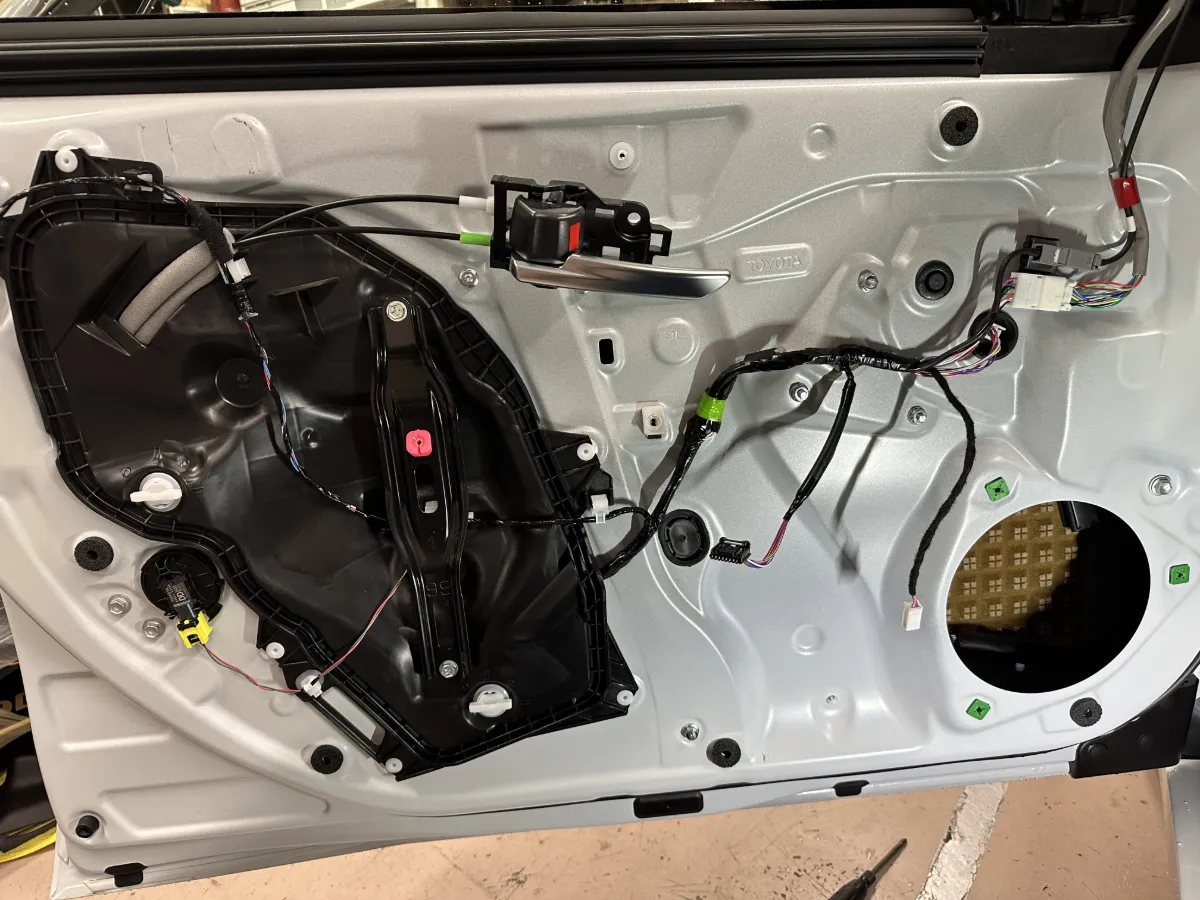 今日ご紹介するのはTOYOTA PRIUS ZVW/MXWH60･65のカーオーディオインストールです。