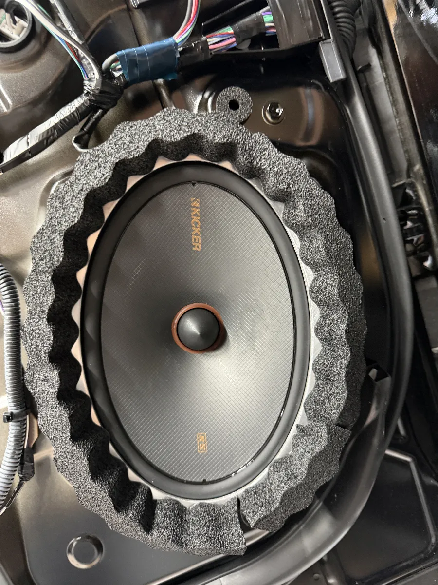 トヨタ アルファード 6AA-AAHH40W4#系に、ログオンオリジナルのサウンドプルーフィングウェーブを組み合わせることで、スピーカーとドア内張りの間にできる隙間をきちんと埋めていきます。
インナーバッフルでスピーカーを取り付けた時、この隙間をそのままにしてしまうと、せっかく鳴っている音がドア内側へ逃げやすくなります。そこでサウンドプルーフィングウェーブを使い、純正グリル側へ音が出やすい状態を作ることで、ボーカルや楽器の音が前に出てきやすくなります。
派手に見えるパーツではありませんが、ここは大事です。
・スピーカー前面の音を無駄に逃がしにくくする
・内張り側の余計な共振を抑える方向に働く
・純正グリルから音が届きやすい状態を作る
特にアルファードのように車内が広い車では、スピーカーまわりの細かい処理が音の出方に関わってきます。商品を付けるだけでなく、ドアの構造や内張りとの距離を見ながら合わせていく部分なので、こういうところこそ現車に合わせた施工が必要になります。せっかくスピーカーまわりを触るなら、音の通り道まできちんと整えておきたいですね。
