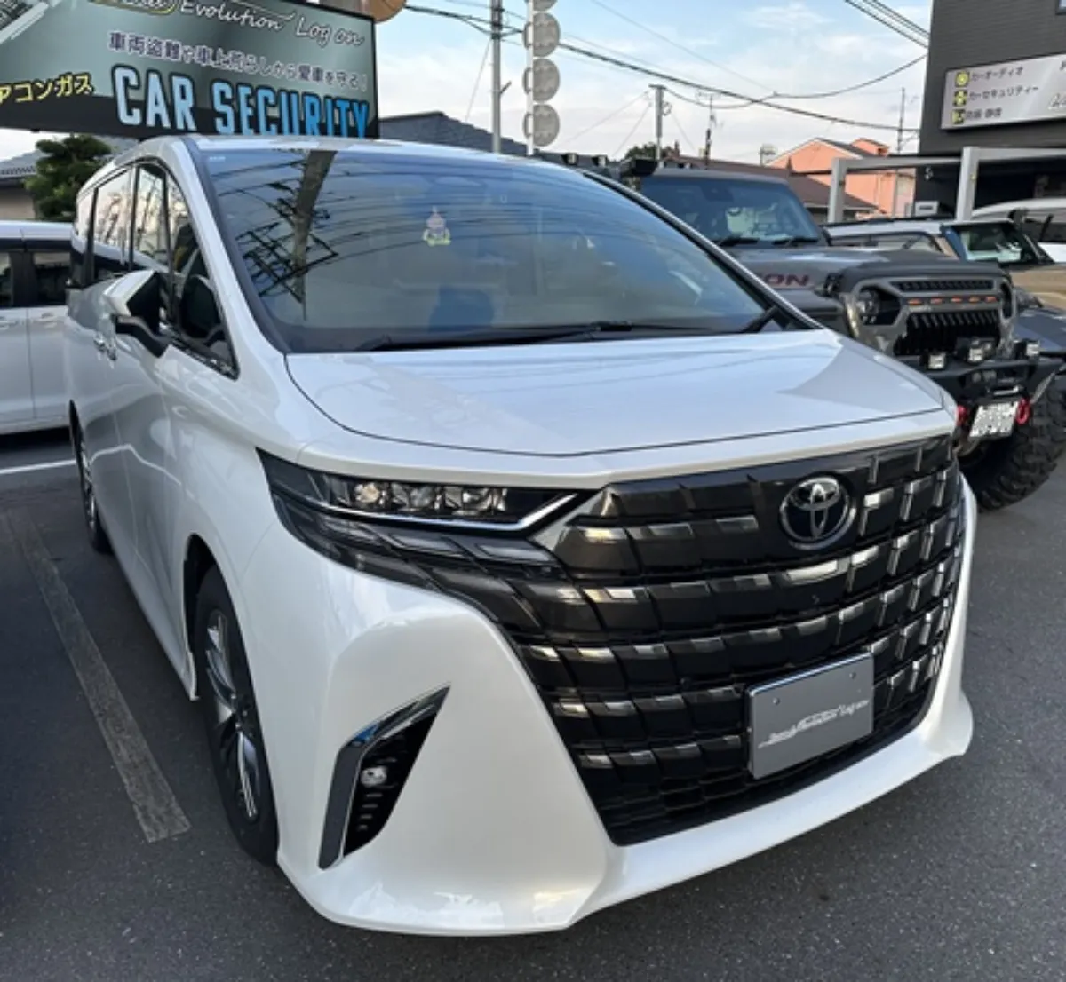 今天我们来介绍一下丰田ALPHARD 6AA-AAHH40W4#系列的汽车防盗安装。