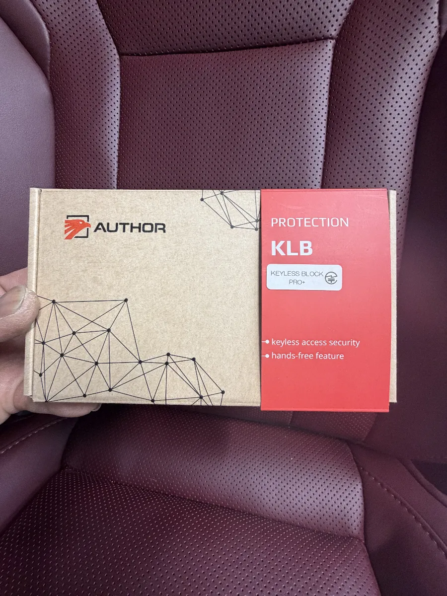 🚗✨ 皆さん、レクサス LX VJA310W のオーナーさん必見です！愛車を守りたいなら、オーサーの「KEYLESS BLOCK JP+」（キーレスブロック）をチェックしてみて！🔒この次世代セキュリティシステムは、最近の盗難手口「リレーアタック」や「CANインベーダー」に立ち向かうために開発されました。スマートキー車両は狙われやすいですが、KEYLESS BLOCKがあれば安心です。詳しいポイントを紹介しますね👇✅ **リレーアタック完全遮断**  スマートキーでロックした後、車両はその電波を一切受け付けなくなります。これでドアを開けることはできません！✅ **CANインベーダー対策**  特にトヨタ・レクサス車に多い攻撃にもしっかり対応。最新の防御力を持っています。✅ **エンジン始動をブロック**  ドアが開いたとしても、認証がないとエンジンはかかりません。安心してお出かけできますね。✅ **柔軟な認証方式**  専用キーフォブやスマホでの認証も可能。あなたの普段の使い勝手を妨げることはありませんよ！当店では、IGLAとの同時施工を強くオススメしています。併用することで、さらなる防御力アップと操作の一本化が実現。なんとコストパフォーマンスもグッド！💰大切な愛車をバッチリ守るために、この機会に是非お考えくださいね！✨
