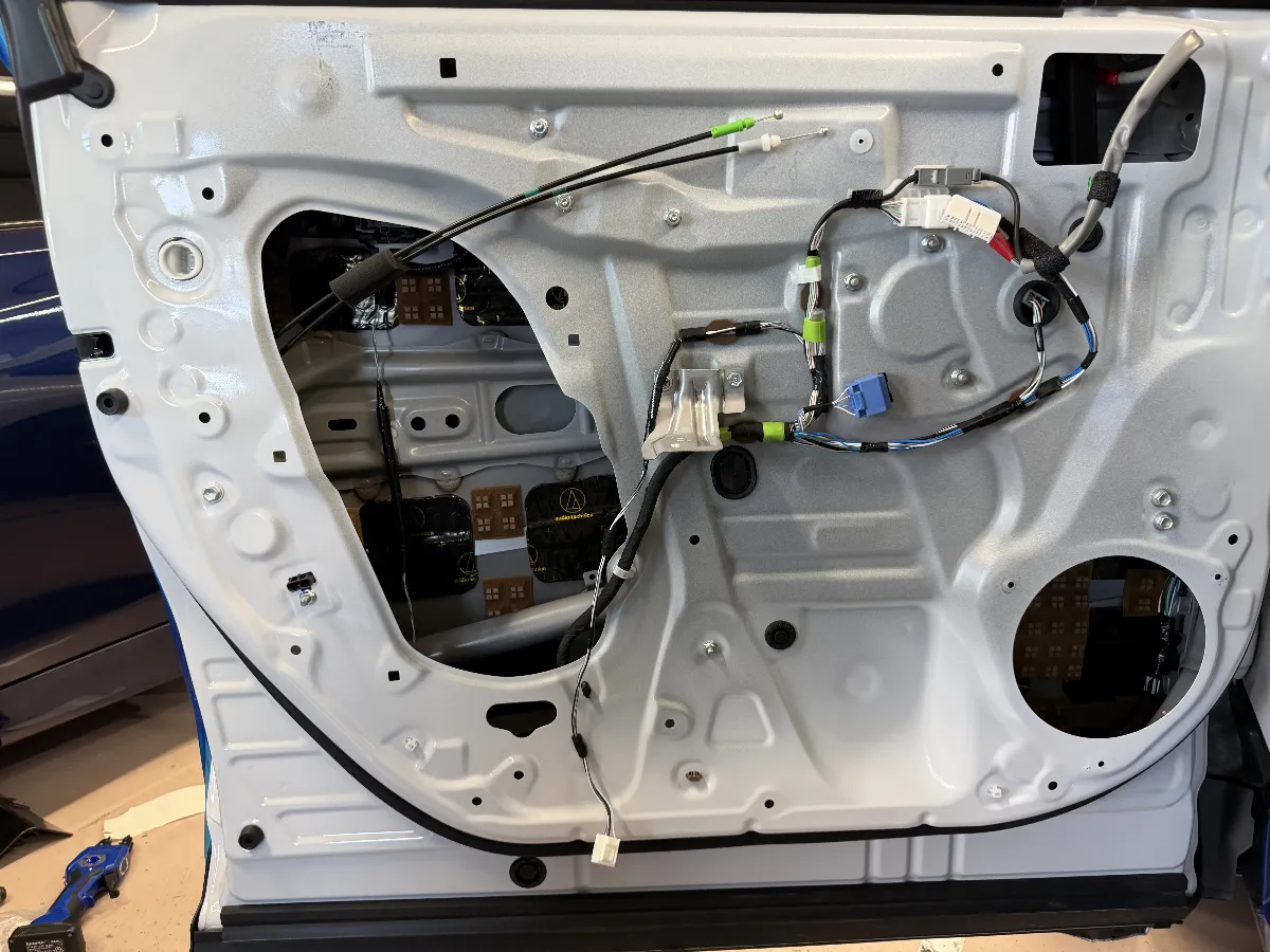 こんにちは、ログオンです!今回はトヨタ ハリアー 6BA-MXUA80への施工内容をご紹介します。ご注文いただいたのは、当店自慢の「オリジナルデッドニング ステージ3」です。このプランは、人気の「ステージ2」をさらに進化させた特別なプランなんですよ!ステージ3では、アルミ補強材を通常の1.5倍に増量!これにより、車体パネルの剛性が大幅にアップし、ドアの共振をしっかり抑え込みます。結果として、低域のレスポンスがよりタイトになり、迫力のあるクリアなサウンドが楽しめます。さらに、デッドニング材もグレードアップしているので、制振性能だけでなく耐久性や吸音性能も強化!これにより、音のにじみや外部ノイズの侵入を徹底的にカットします。ステージ3の特長としては、- アルミ補強バーが増量→ドア剛性アップで低音が締まる- 高性能デッドニング材へのグレードアップ→制振・吸音・耐久性が進化こんな方に特におすすめです!- ステージ2からさらなる音質アップを求める方- タイトで迫力のある低音を楽しみたい方- 長期間にわたり安定した高音質を維持したい方「ステージ2」の完成度に満足しながらも、もっと音楽を深く楽しみたいあなたにぴったりのプランです!ぜひお楽しみに!
