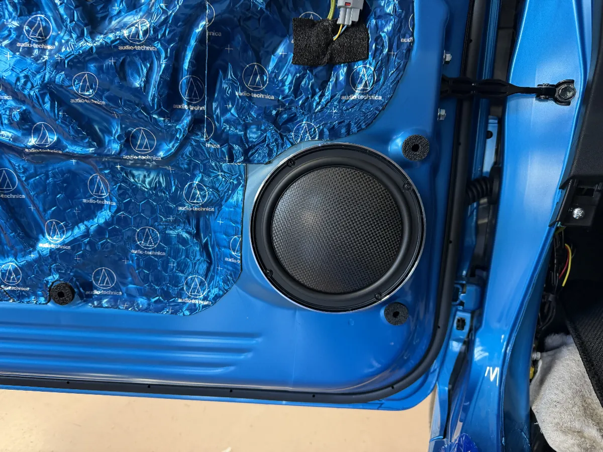 🚗✨新しい音質体験をお求めのジムニーJB64オーナーさんにお知らせです!「ログオンオリジナル」のフロントスピーカーKIT、Jimny Virtus nano carbone63が登場しました!このスピーカーは、Morelの技術を駆使して作られており、ナチュラルで生々しいサウンドを実現!キレのある低域と、耳に優しい高域が絶妙に響き合い、リアルなヴォーカルと楽器が一体となった音楽体験をあなたに提供します。さらに、このnanoバッフルは非常に薄く、車内のスペースにも優しい設計。高品質なサウンドを妥協なく楽しむために、内張りの加工が必要ですが、その価値は十分にあります。ジムニーの響きをアップグレードするこの機会をお見逃しなく!あなたの愛車にぴったりの音質をぜひ体験してみてください。🎶