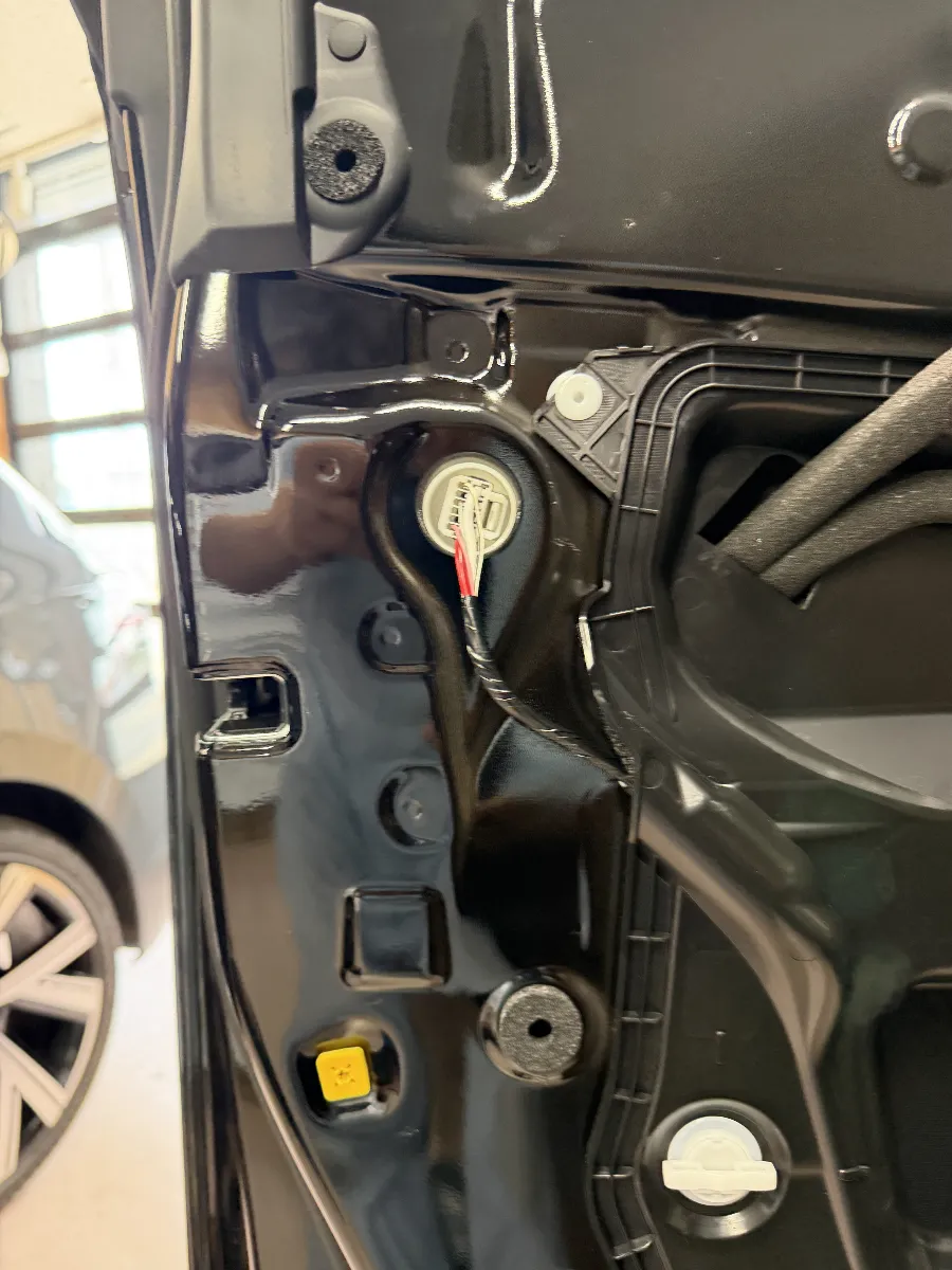 トヨタ アルファード 6AA-AAHH40W4#系に使うログオンオリジナル クリップダンパーは、ドア内張りを固定しているクリップ部分に密着性を持たせるための小さなパーツです。
見た目は地味ですが、ここは意外と大事です。
ドア内張りはクリップとネジで固定されていますが、そのクリップまわりの密着が甘いと、ドア内部の気密性や内張りの収まりに影響が出ることがあります。クリップダンパーを入れることで、クリップ周辺の密着度を高め、ドア内の気密性アップや防水面の補助にもつながります。
アルファードのように車内が広く、静かに乗りたい車ほど、こういう細かい部分の積み重ねが効いてきます。
派手なパーツではありませんが、ドアまわりをきちんと仕上げたい時には、後からじわっと差が出る部分です。
ログオンでは、ただ部品を付けるだけではなく、内張りの状態やクリップの収まりを確認しながら施工します。
スピーカー交換やドアまわりの作業と合わせて、こういう見えない部分まで整えておくと、仕上がった時のまとまり方が変わってきます。
