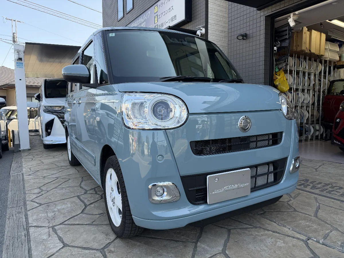 こんにちは、カーオーディオ・カーセキュリティ専門店「ログオン」です!今回、千葉県野田市からお預かりしましたのは、ダイハツのムーヴキャンバス(型式:LA850S・860S)です。お客様の愛車に新たな音の楽しみをプラスするべく、いくつかの素敵なアイテムを取り付けさせていただきました。まずは、ログオンオリジナルの樹脂インナーバッフルを使用して、スピーカーの取り付けをしっかりとサポート。また、キッカーのKSS6704セパレート2WAYスピーカーを導入し、音質向上を図ります。さらに、純正スピーカーケーブル仕様での配線作業も行い、スムーズな音の流れを実現しました。加えて、ライトデッドニングを施し、よりクリアな音響環境を整えました。ツイーターについては、付属品の固定または純正位置での交換も行い、視覚的にも楽しめる仕上がりになっています。お客様のムーヴキャンバスが、これからもっと音楽を楽しめる空間へと変わったことを願っています。もし音響に興味がある方がいれば、ぜひお気軽にご相談くださいね!