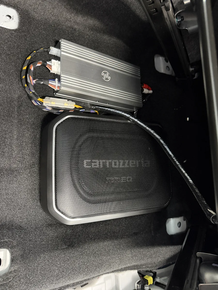 ビートソニック PSK-T203は、トヨタ ランドクルーザー 250 250Wの純正10スピーカー環境を活かしたまま、埋もれがちなボーカルや案内音声を聴き取りやすく整えられるDSPアンプです。
長距離移動も多いランドクルーザー250だからこそ、派手すぎず疲れにくい音に変わるのが大きな魅力で、純正ナビや操作性はそのまま使えます。
取付は車種専用キットを使って純正システムに組み込む形なので見た目も崩れにくく、普段の運転で「前よりちゃんと聴こえる」が自然に実感できます。
