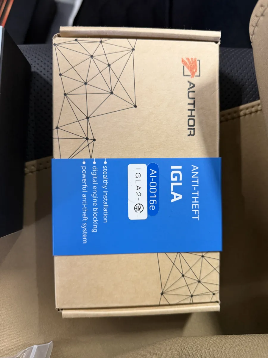 トヨタ カローラクロス（ZVG/ZSG1#）におすすめ：AUTHOR IGLA JP+（IGLA JP+ / イグラ2+）本体1台のご案内です。ポイントをざっくりご紹介しますね！- 最新のデジタル防犯：リレーアタックやCANインベーダーといった手口にも有効なデジタル制御式。車に物理ダメージを与えず、コンピュータ制御でしっかりガードします。- 普段の使い方はそのまま：純正の操作感を変えずに使えますが、専用キーフォブとペアリングしていないとエンジン始動不可。スマホアプリでの認証も対応して利便性アップ。- 便利な追加機能：駐車時に自動でパワーウィンドウを閉める「クロージャー機能」や、万が一のキー複製にも起動を許さない「キー複製防止プログラム」搭載。- 拡張性バッチリ：単体でも強力ですが、KEYLESS BLOCK JP+（電波遮断）・TOR（走行中ブロック）・LEDインジケーター等と組み合わせて多層防御にできます。- コスパ良し：本格的なデジタルセキュリティを比較的導入しやすいエントリーモデル。初めての方にもおすすめです。メーカー：AUTHOR　カテゴリ：デジタルカーセキュリティ本体　本体数：1台詳しい機能説明や取付・見積りはお気軽にログオンへ！気になる点は何でも相談してください。