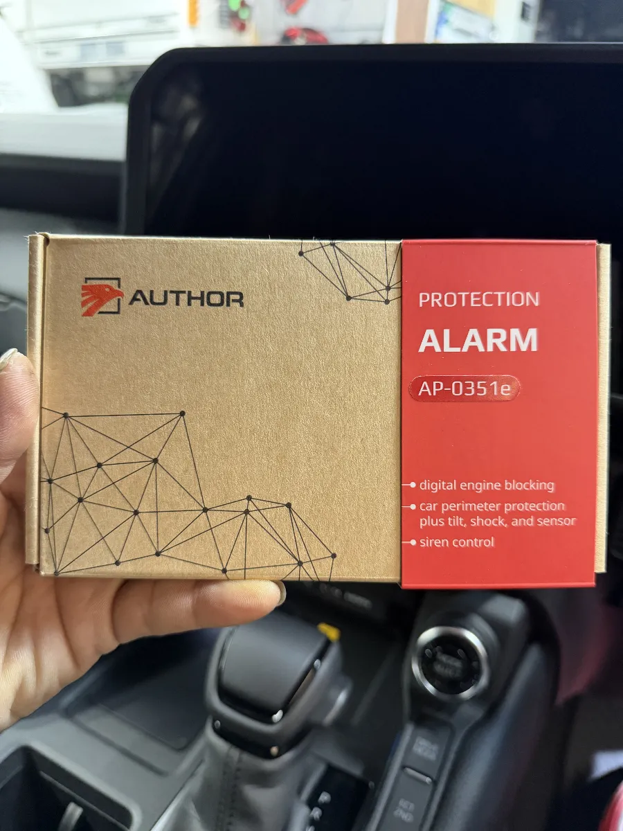 トヨタ ランドクルーザー 250 250Wに**オーサー ALARM(イグラアラーム)**を組み合わせると、純正だけでは補いきれない防犯面を、普段の使い勝手を崩しにくい形でプラスできます。
このセキュリティは、警報で知らせるだけではなく、車両側の制御を使って「簡単に動かされにくい状態」を作る考え方が特徴です。配線を大きく加工する方向ではなく、車両通信を活かして組むタイプなので、ランドクルーザー 250のように純正機能とのバランスを大事にしたい車にも合わせやすい内容です。
毎日乗る車だと、防犯性能だけを強くしても使いにくいと続きません。**ALARM(イグラアラーム)**は、立体駐車場やフェリー、点検時などでセンサーの反応を一時的に抑えられる機能もあり、こういう実用面がちゃんと考えられているのが良いところです。派手な装備ではありませんが、出先で車を離れる時の気持ちはだいぶ変わります。
ただし、こういったデジタル系セキュリティは「付けばOK」ではありません。車両仕様によって使える機能や制御内容が変わるため、車種に合わせた確認・設定・施工後の動作説明まで含めて組むことが大切です。ログオンでは、普段の駐車環境や使い方も聞きながら、無理なく使える防犯対策として仕上げていきます。