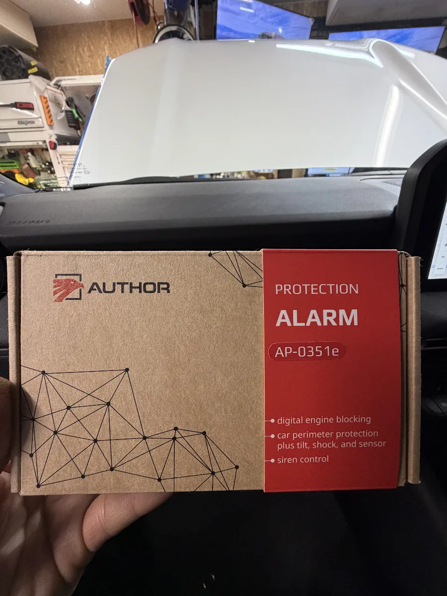 🚗 トヨタ ランドクルーザー 250 250Wに最適なセキュリティシステム、ALARM(イグラアラーム)のご紹介です!この最新のデジタルカーセキュリティは、万が一の盗難をしっかり防いでくれます。特に特筆すべきは「センサーバイパス機能」。これは、セキュリティセンサーを一時的に無効化できる便利な機能です。例えば、機械式立体駐車場やフェリーに乗船する際など、必要に応じて誤作動を防げます!⌨️さらに、IGLA ALARMはデジタルブロック機能を搭載しており、車両の配線を一切切断せずに盗難防止が可能です。エンジン始動をブロックしたり、シフトロックで車の移動を防ぐなど、万全の対策が施されています。特に「シフトロック」機能は、電子シフトレバーを持つ車両において、Pから他のレンジに移動できないようにロックします。これにより、盗難犯がエンジンを始動しても、走行不能にすることができます!この次世代のスマートセキュリティ、IGLA ALARMで愛車を守りましょう!