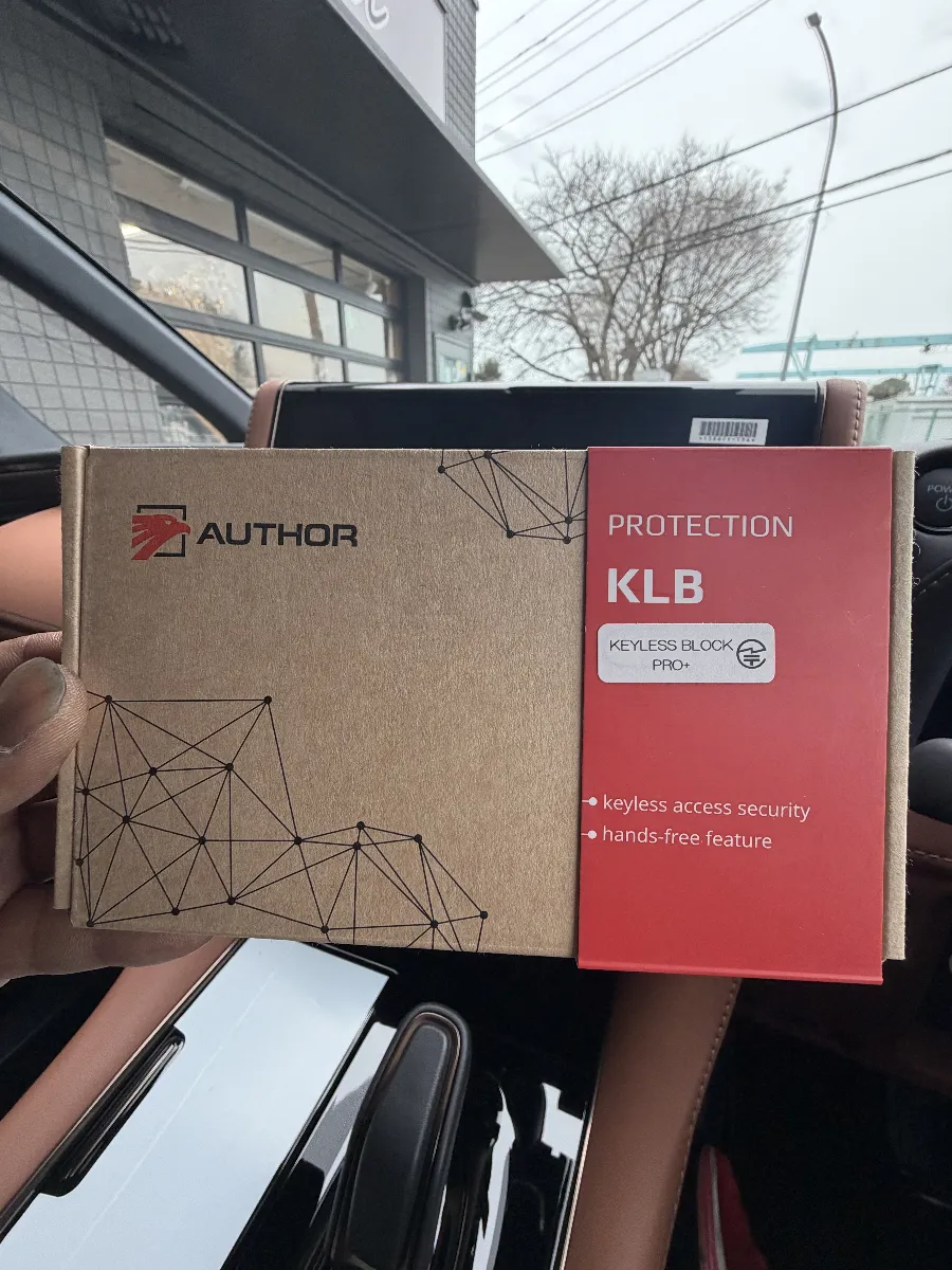 こんにちは、車好きの皆さん！🚗✨今日はトヨタ ヴェルファイアのセキュリティにピッタリなアイテム「KEYLESS BLOCK JP+」をご紹介します！この次世代のデジタルカーセキュリティ本体は、最新の盗難手口「リレーアタック」や「CANインベーダー」をしっかりと防いでくれるんです。### KEYLESS BLOCKの特長- **リレーアタック完全遮断**: スマートキーでロックした後、車両は電波を受け付けなくなるので、盗難ツールの出番はなし！- **CANインベーダー対策**: 特にトヨタ・レクサス車に有効で、最新の攻撃からしっかりガードします。- **エンジン始動をブロック**: 不正に侵入されても、認証がなければエンジンはかかりません！- **操作の自由度**: 専用のキーフォブやスマホ認証も可能。純正キーもそのまま使えるので日常の利便性はキープ。この「KEYLESS BLOCK」は、IGLAシリーズなど他のセキュリティと組み合わせることで、さらに強力な防御が可能になります。実際、同時施工を行うことで、操作性もアップし、コスト的にもお得に！車のセキュリティ対策を検討中の方は、この機会にぜひ「KEYLESS BLOCK JP+」をチェックしてみてください。大切な愛車をしっかり守るために、最適な選択だと思います！🔒💪