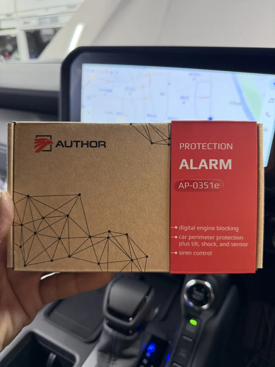 トヨタ ランドクルーザー 250 250Wには、ALARM(イグラアラーム)のようなデジタル制御のセキュリティが相性抜群です。純正配線を切らずに車両側の通信を使って不正始動や発進をしっかり防げるので、盗難リスクが気になる車でも使い勝手を崩さず安心感を高められます。
施工は車種ごとの電装に合わせて車内へスマートに組み込み、見た目を変えずに導入可能。ランドクルーザー 250 250Wのように狙われやすい車だからこそ、乗るたびの不安が減って、普段使いでも自然に頼れる対策になります。