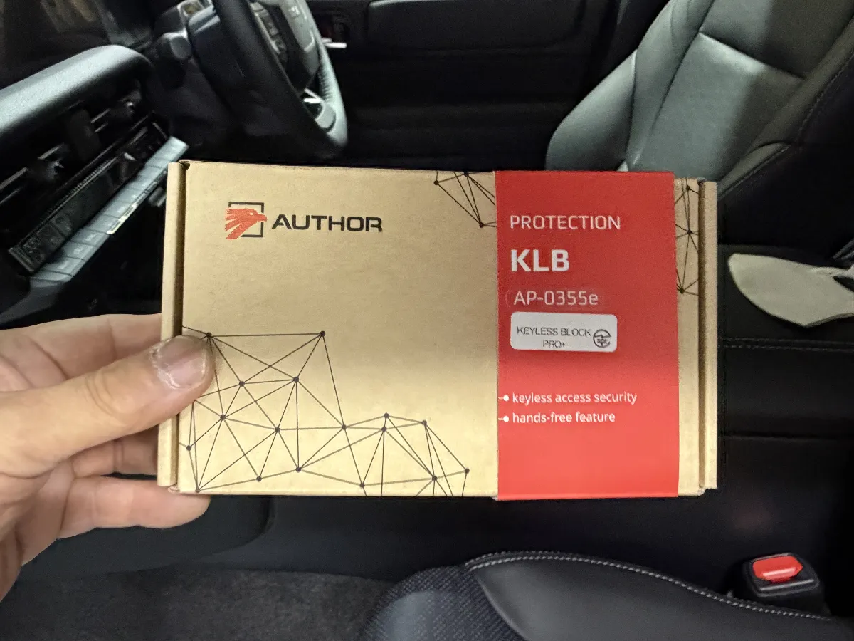 トヨタ ランドクルーザー250 250W に AUTHOR KEYLESS BLOCK JP+ を組み合わせることで、スマートキーの便利さはできるだけ残しながら、車両への不正な解錠アプローチに備えやすくなります。
純正キーで普段通り使える部分は活かしつつ、駐車中に車両側が余計な信号を受け付けにくい状態を作れるのが、この商品の大きなポイントです。
ランドクルーザー250のように注目度の高い車は、防犯対策も「とりあえず付ける」ではなく、車種に合わせた組み方が大事です。
KEYLESS BLOCK JP+ は、リレーアタック対策だけでなく、車両通信を悪用した解錠対策も意識したデジタルセキュリティなので、純正セキュリティだけではカバーしきれない部分を補う選択肢になります。
こういうセキュリティは、商品そのものの性能だけでなく、取り付け後の使い方まで含めて考えるところがかなり大切です。
ログオンでは、車両側の機能や普段の乗り方を確認しながら、毎日使っても負担になりにくい防犯対策としてまとめていきます。見えない部分の施工だからこそ、ここはきちんと詰めておきたい部分です。