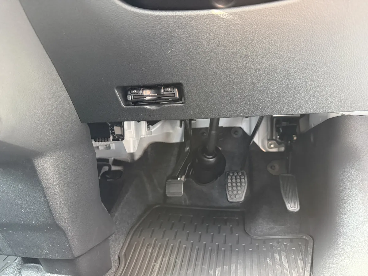 ダイハツ ハイゼットカーゴ S7#0V/W に、パナソニック ETC2.0車載器 CY-ET2620GD を装着することで、高速道路や有料道路の移動がかなりスムーズになります。ナビがなくても使えるGPS内蔵の単体発話モデルなので、通行料金や注意情報を音声で知らせてくれるのが扱いやすいところです。
ETC2.0対応なので、道路側からの運転支援情報や一部サービスにも対応できます。さらに、災害・危機管理情報の通知にも対応しているため、普段使いだけでなく、仕事で走る機会が多いハイゼットカーゴにも相性の良い一台です。
ETCは本体を付ければ終わり、というよりも、取付位置・配線処理・受信しやすさ・使いやすさまで見ておきたいパーツです。毎日乗る車ほど、カードの出し入れや音声案内の聞き取りやすさ、見た目の収まりが後から効いてきます。こういう細かい部分まで整えておくと、使い始めてからのストレスが少なくなります。