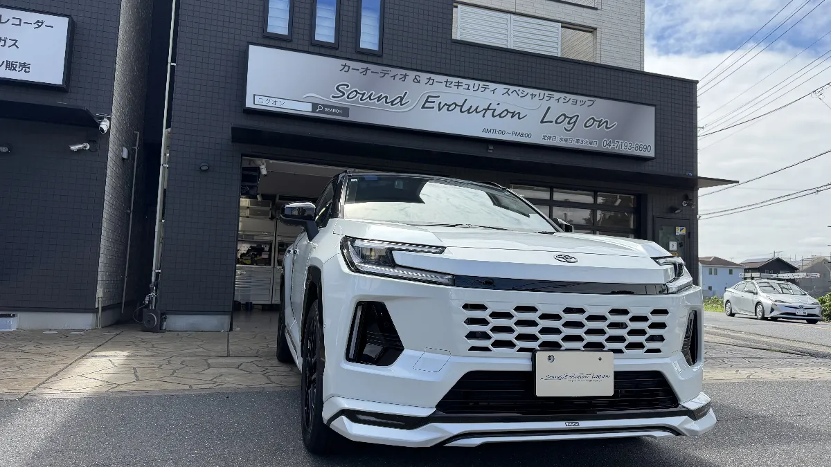 今日ご紹介するのはTOYOTA RAV4 6LA- AXAP64・6AA- AXAN64のカーオーディオインストールです。
